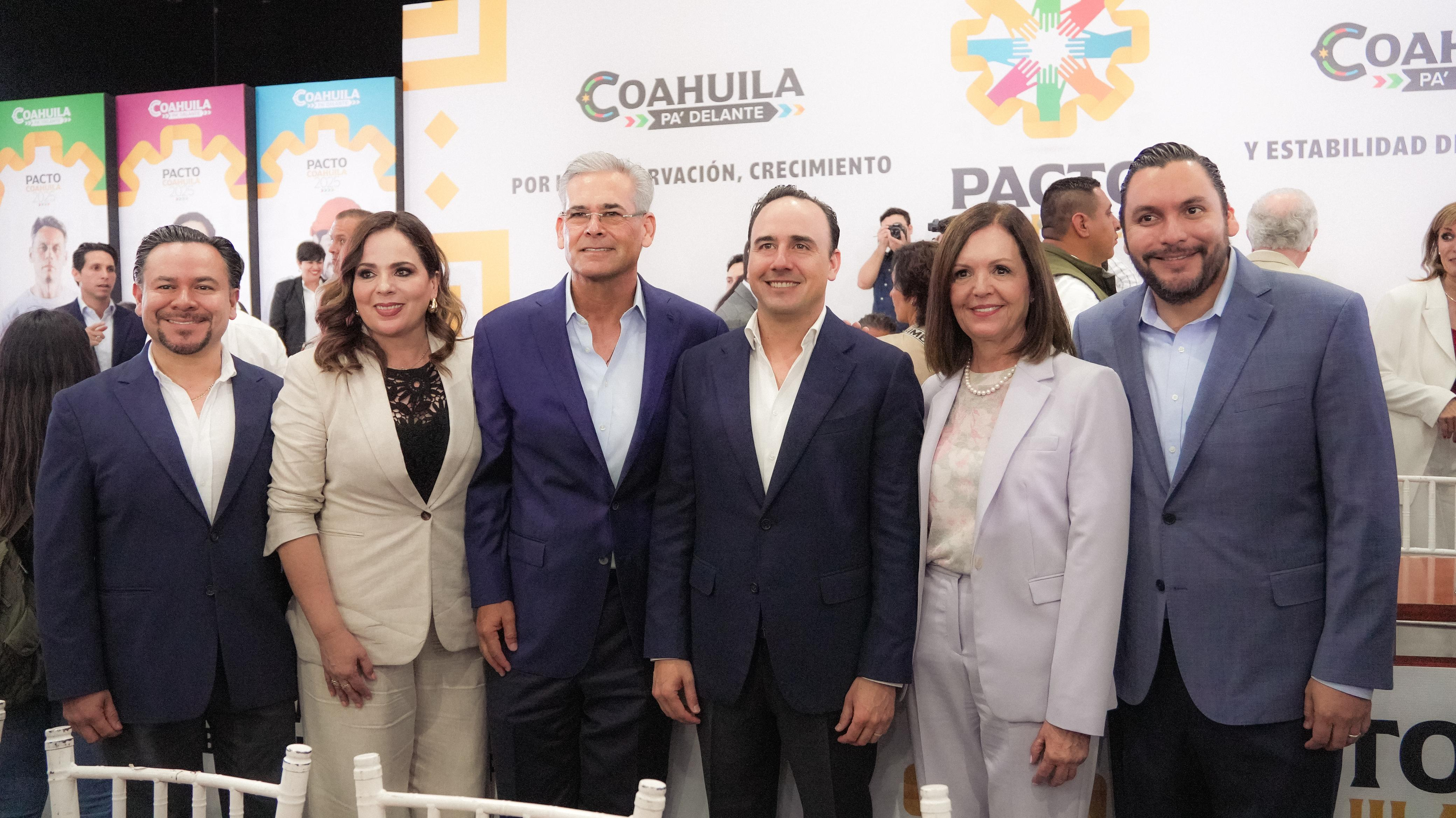 Sari Pérez presente en la firma del Pacto Coahuila 2025