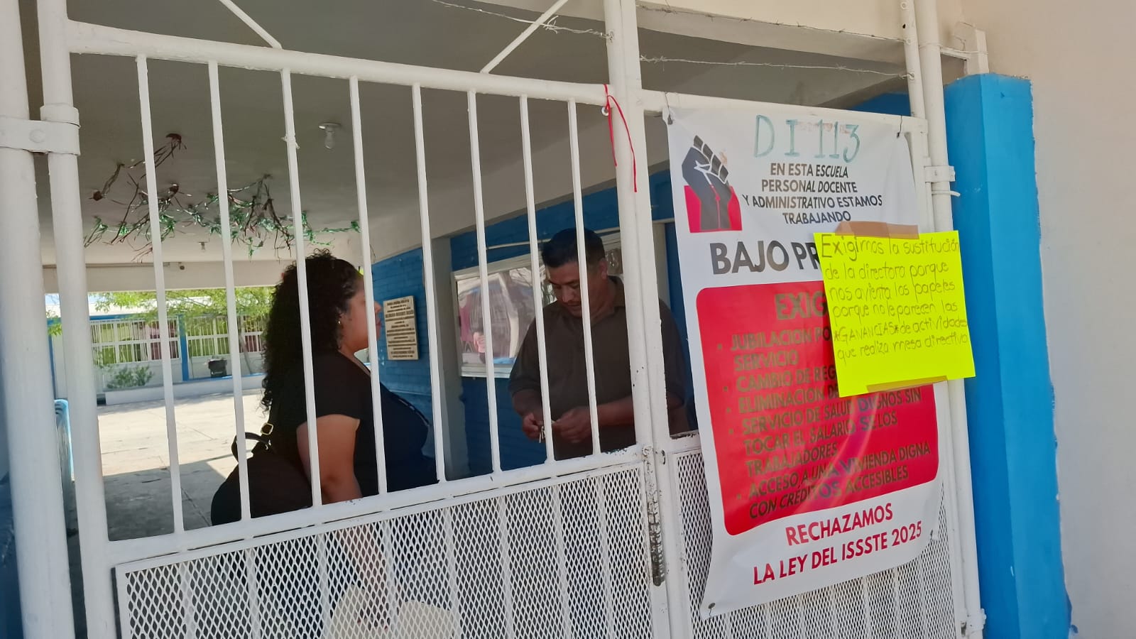 Cierran escuela Ford 48 protestan contra directora