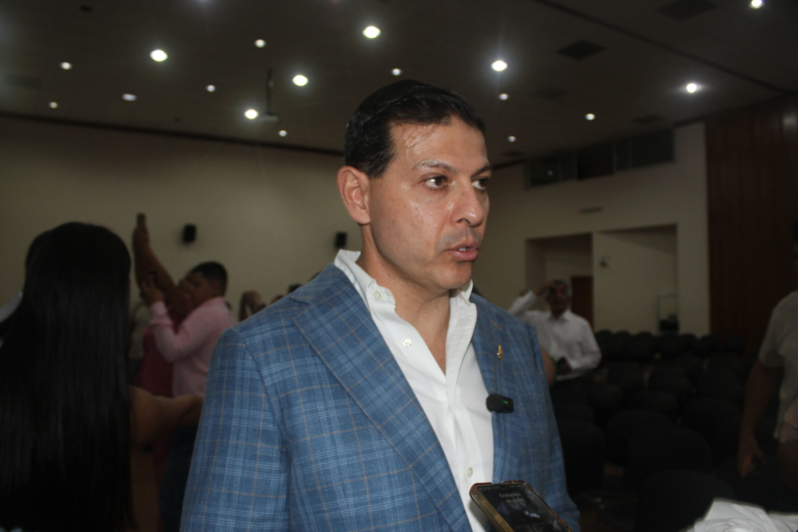 Apuesta rector por calidad educativa