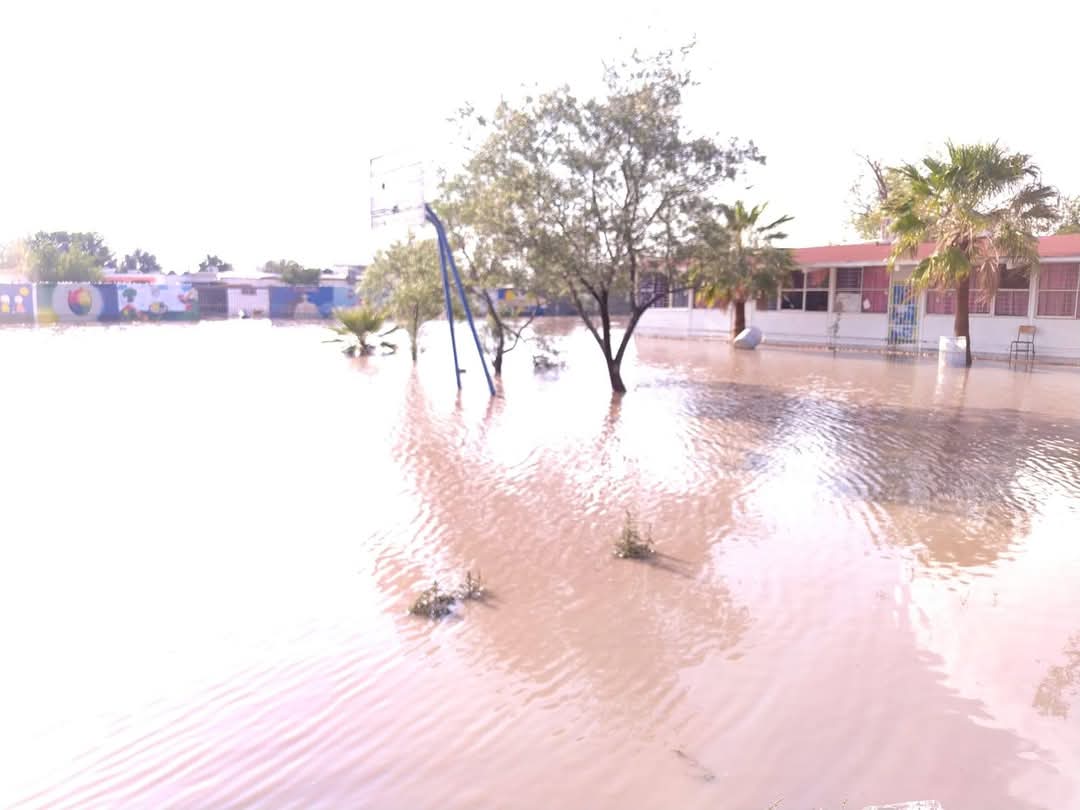 Causa inundación severos daños en Escuela Normal