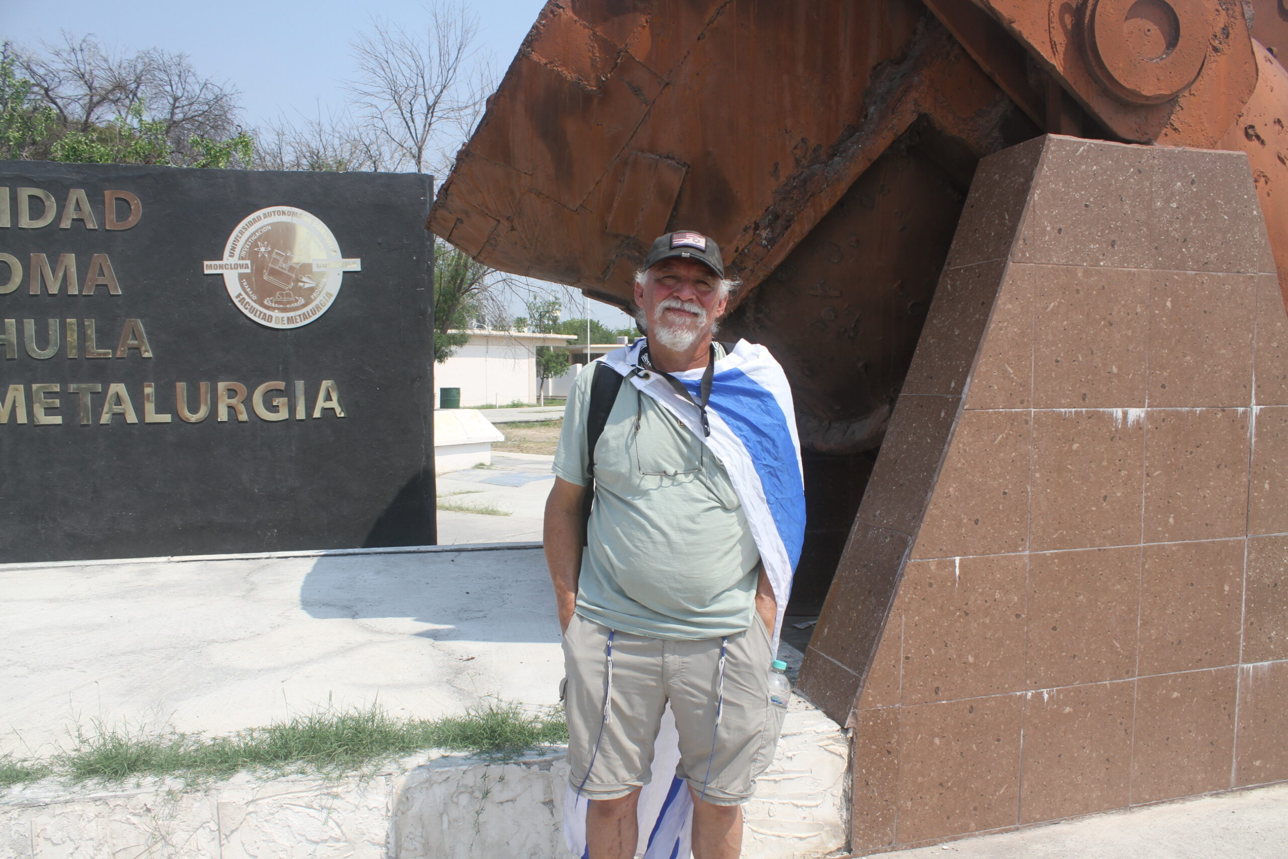 Recorre texano Monclova portando bandera de Israel