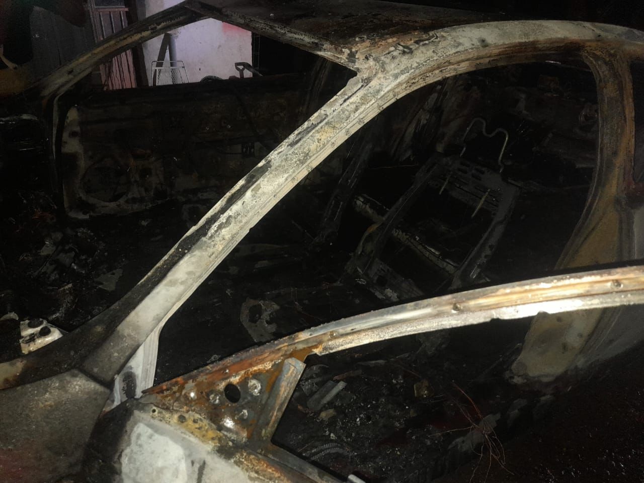 Por venganza familiar le incendian su carro