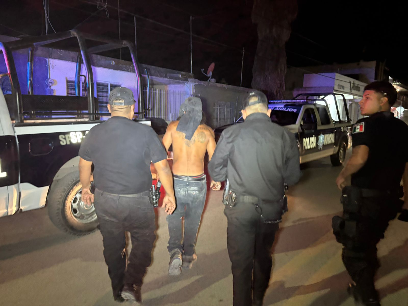 Se agarran hermanas a golpe de botellazos