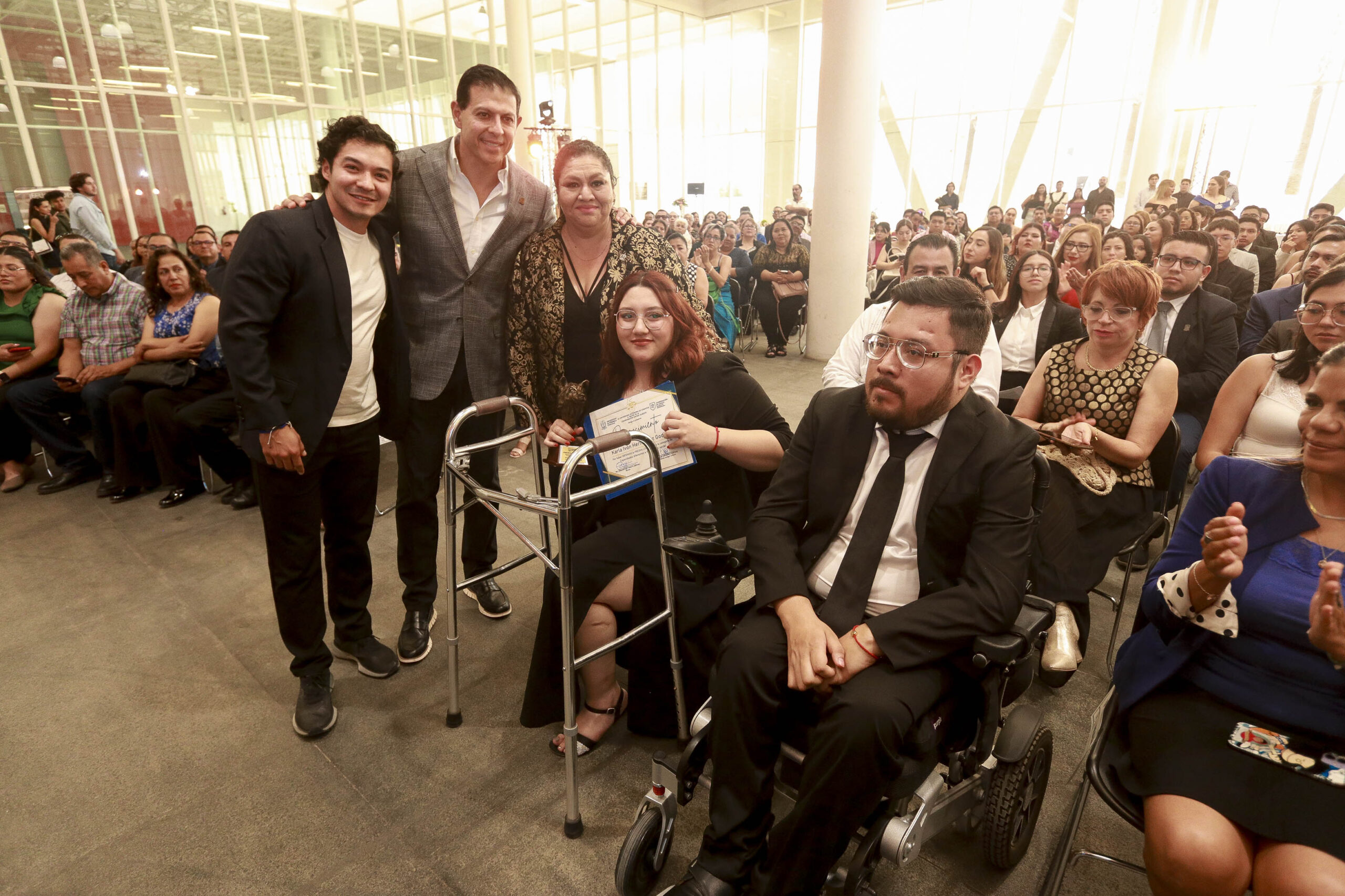 Reconocen con Presea Lobo a 102 estudiantes