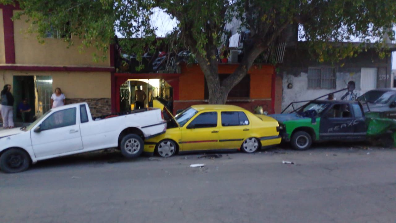 Camión zigzaguea y choca cuatro unidades