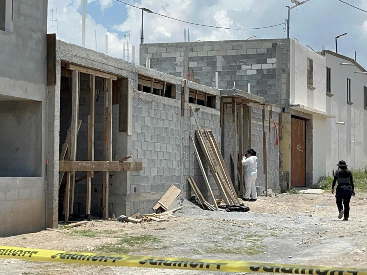 Encuentran cuerpo en construcción
