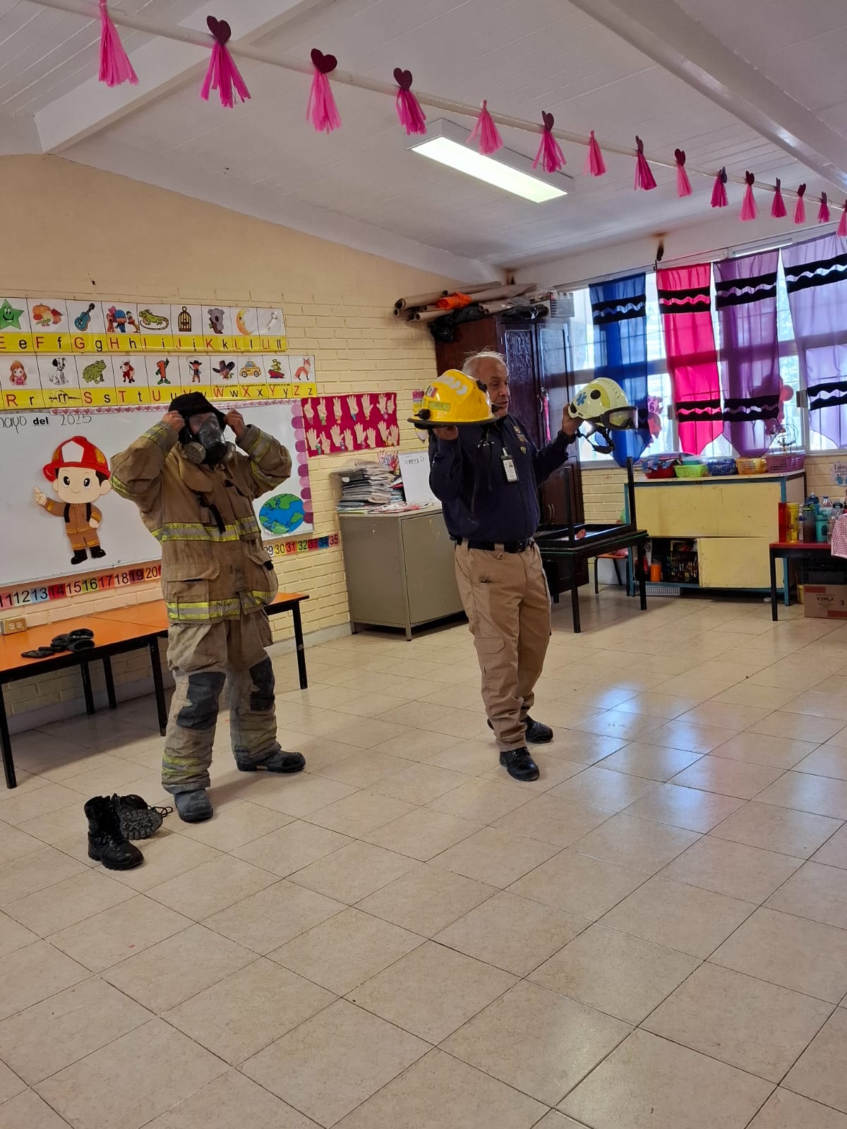Enseñan a niños que hacer ante incendios