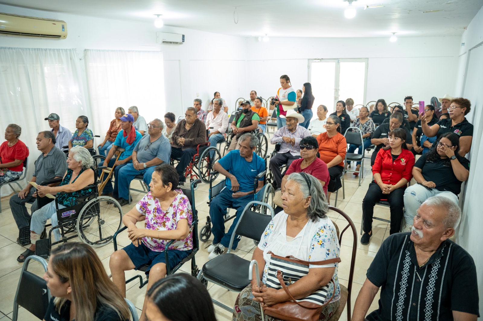 Brinda Yesica movilidad a personas vulnerables