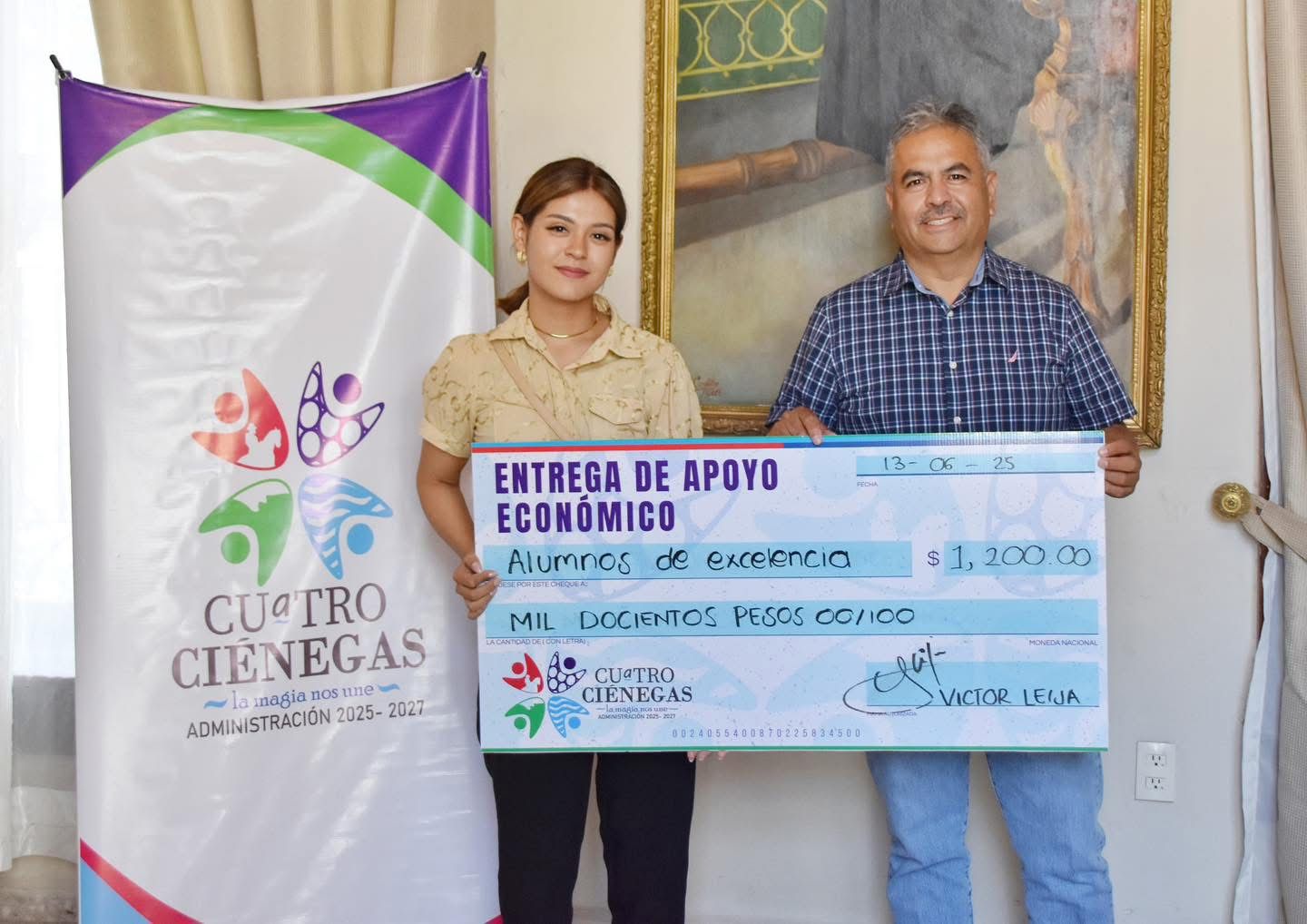 Reconoce Víctor Leija a estudiantes destacados