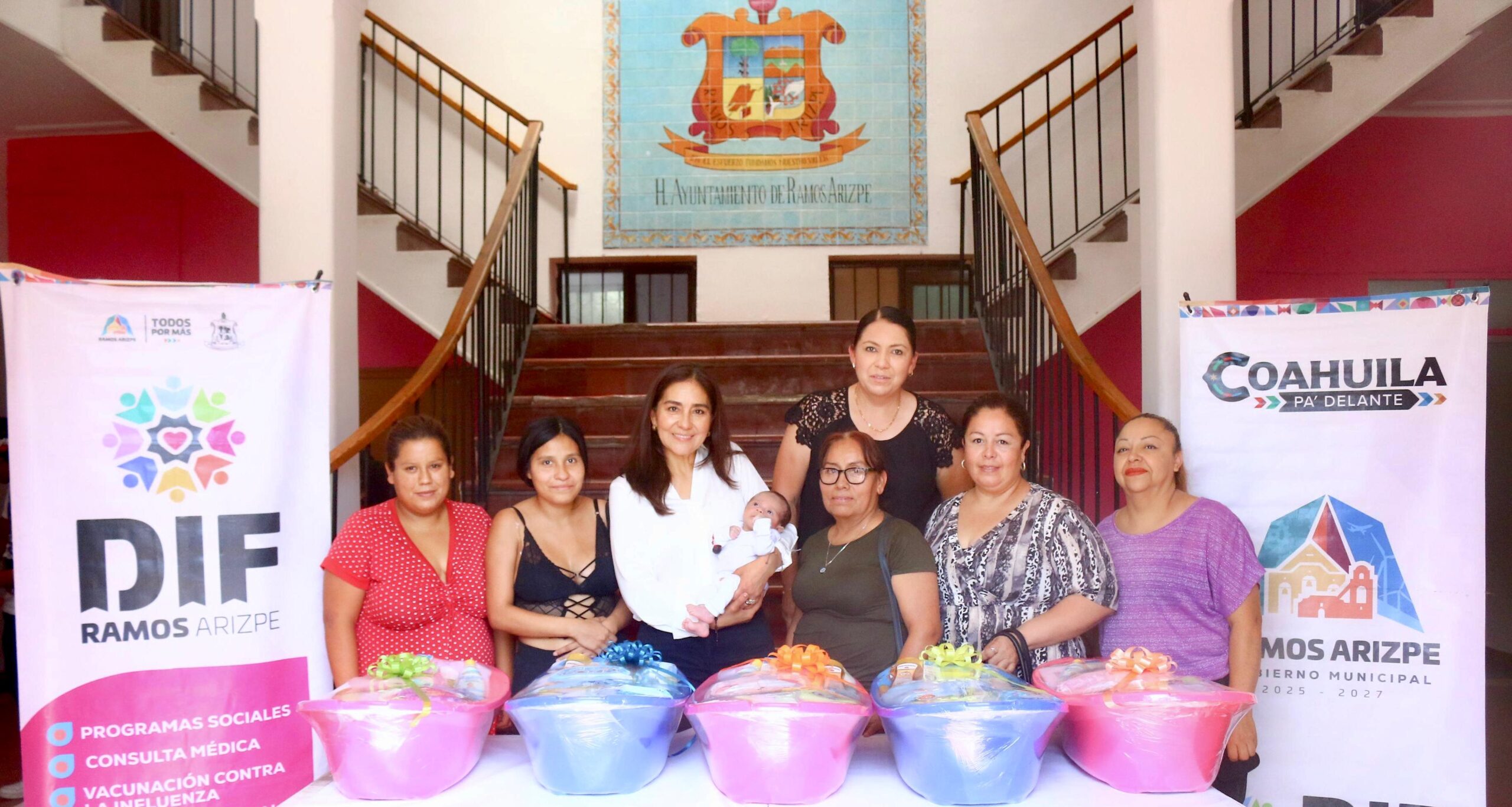 Entrega DIF artículos para recién nacidos