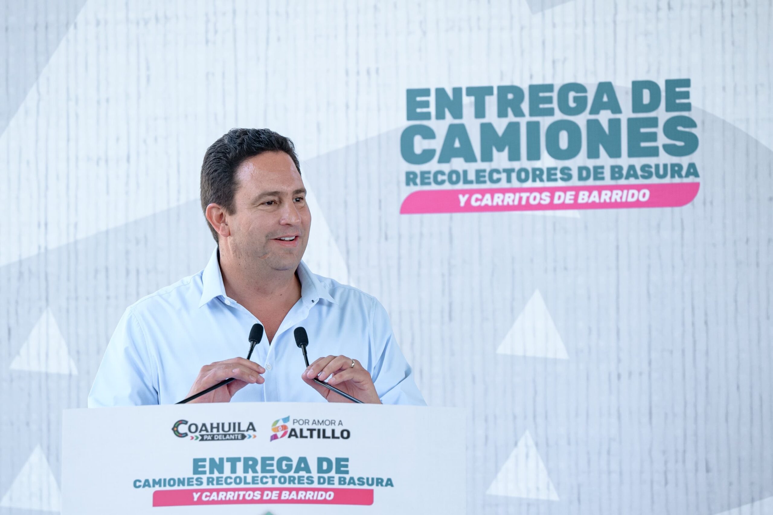 Entregan Manolo y Javier camiones recolectores