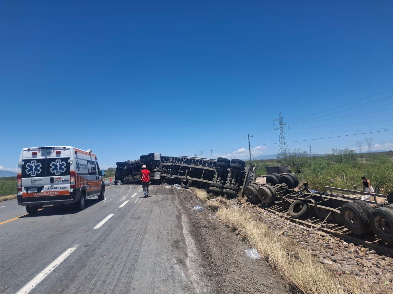 Desata rapiña tráiler volcado con Pepsi´s
