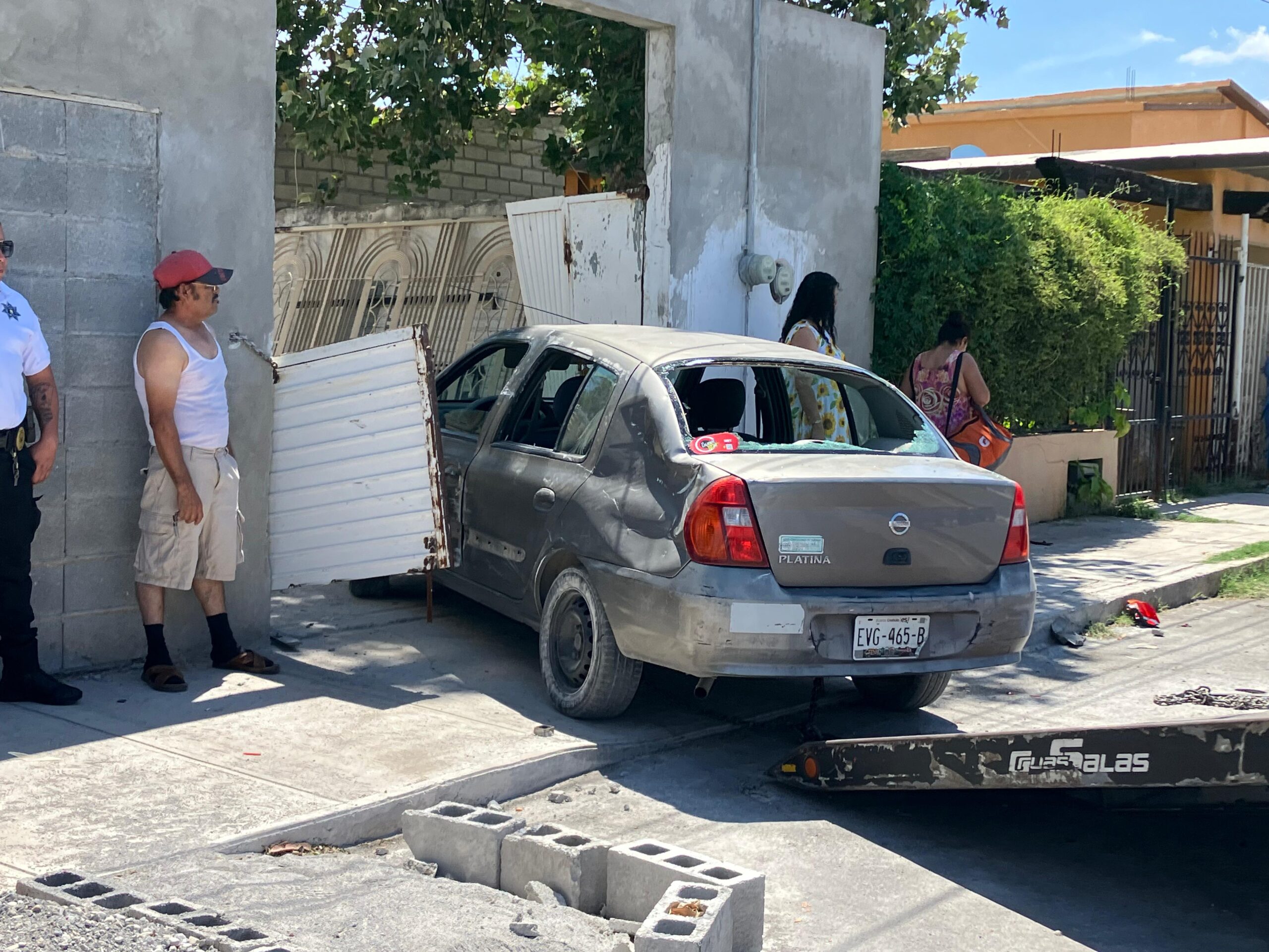 Se desmaya al volante y se estrella con portón