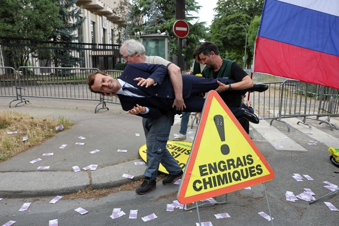 Roban activistas estatua de cera de Emmanuel Macron