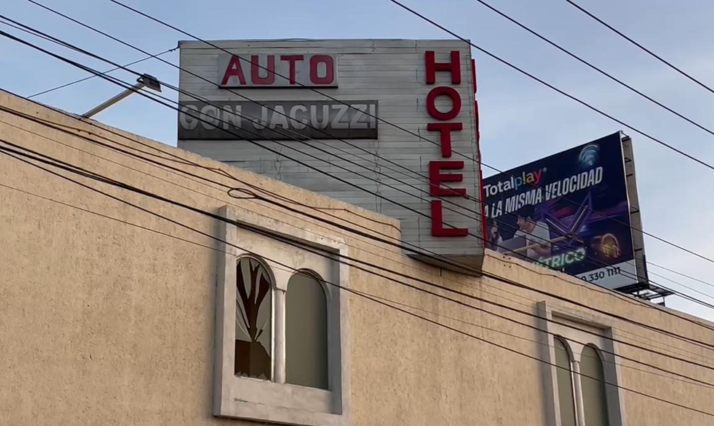 Cae hombre de ventana de hotel y pierde la vida