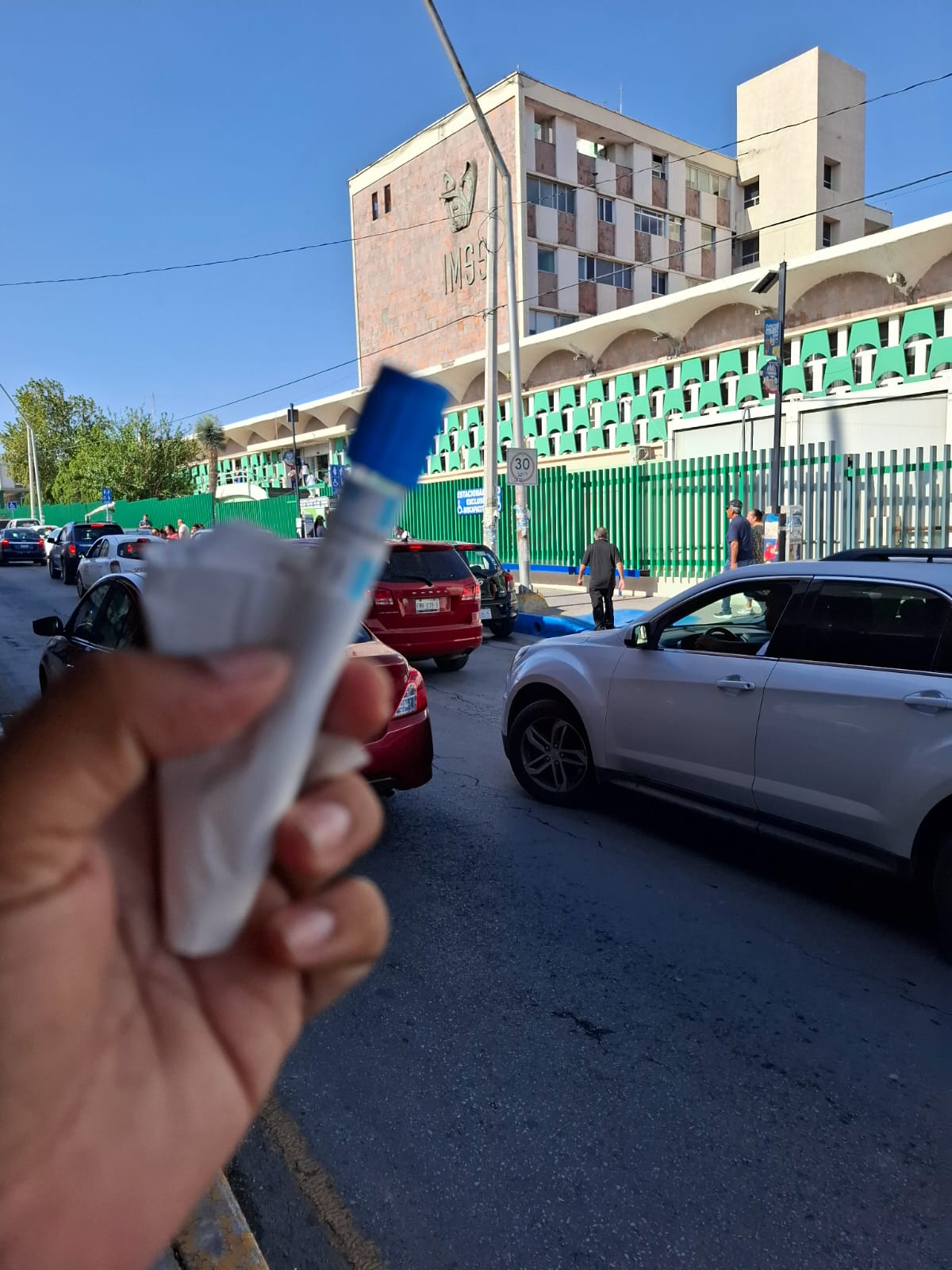 El colmo… sin tubos en laboratorio IMSS