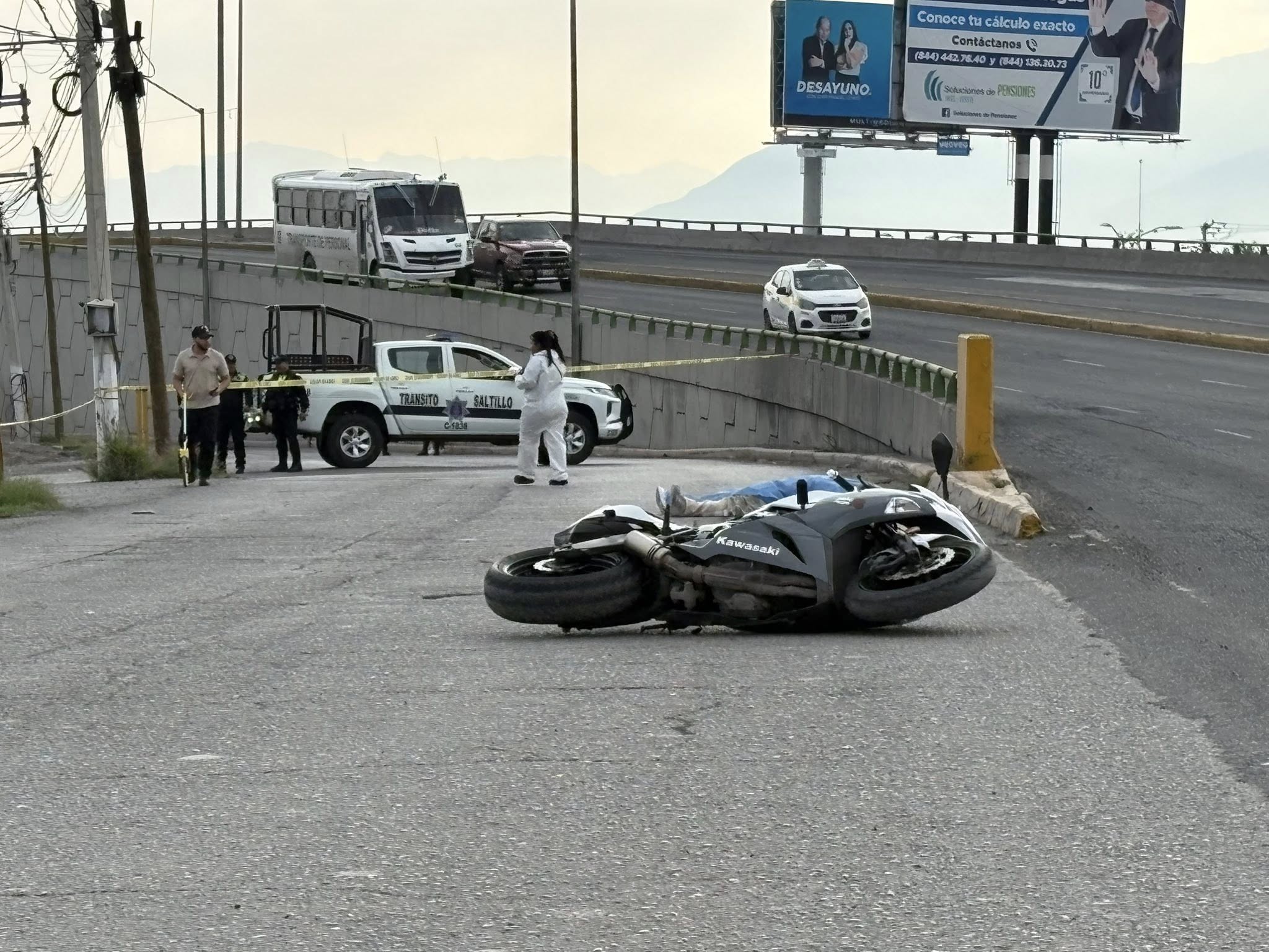 Muere motociclista tras impactarse contra muro