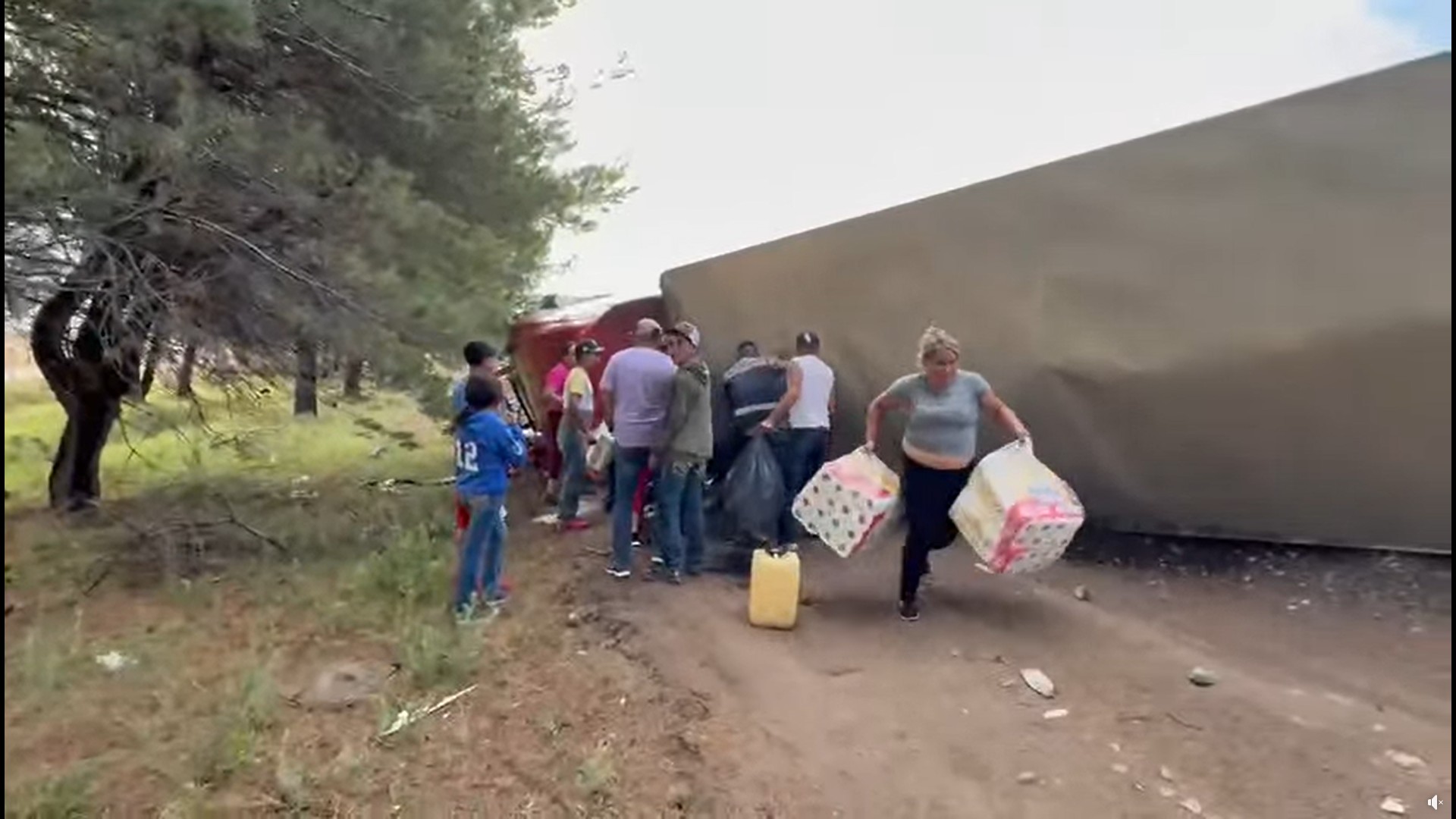 Vuelca tráiler y desata rapiña de papel higiénico