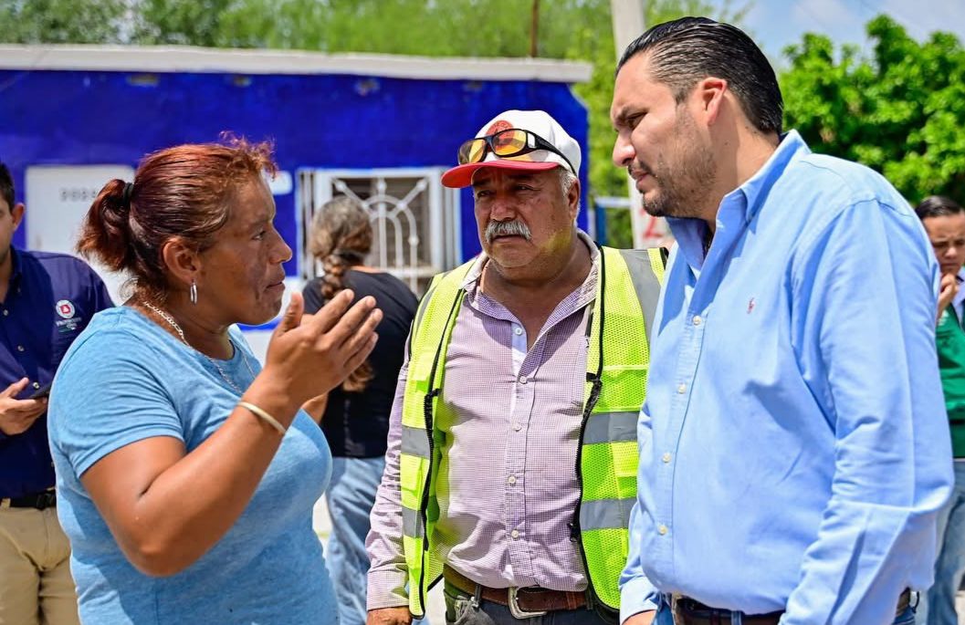 Atiende Carlos a familias afectadas por las lluvias