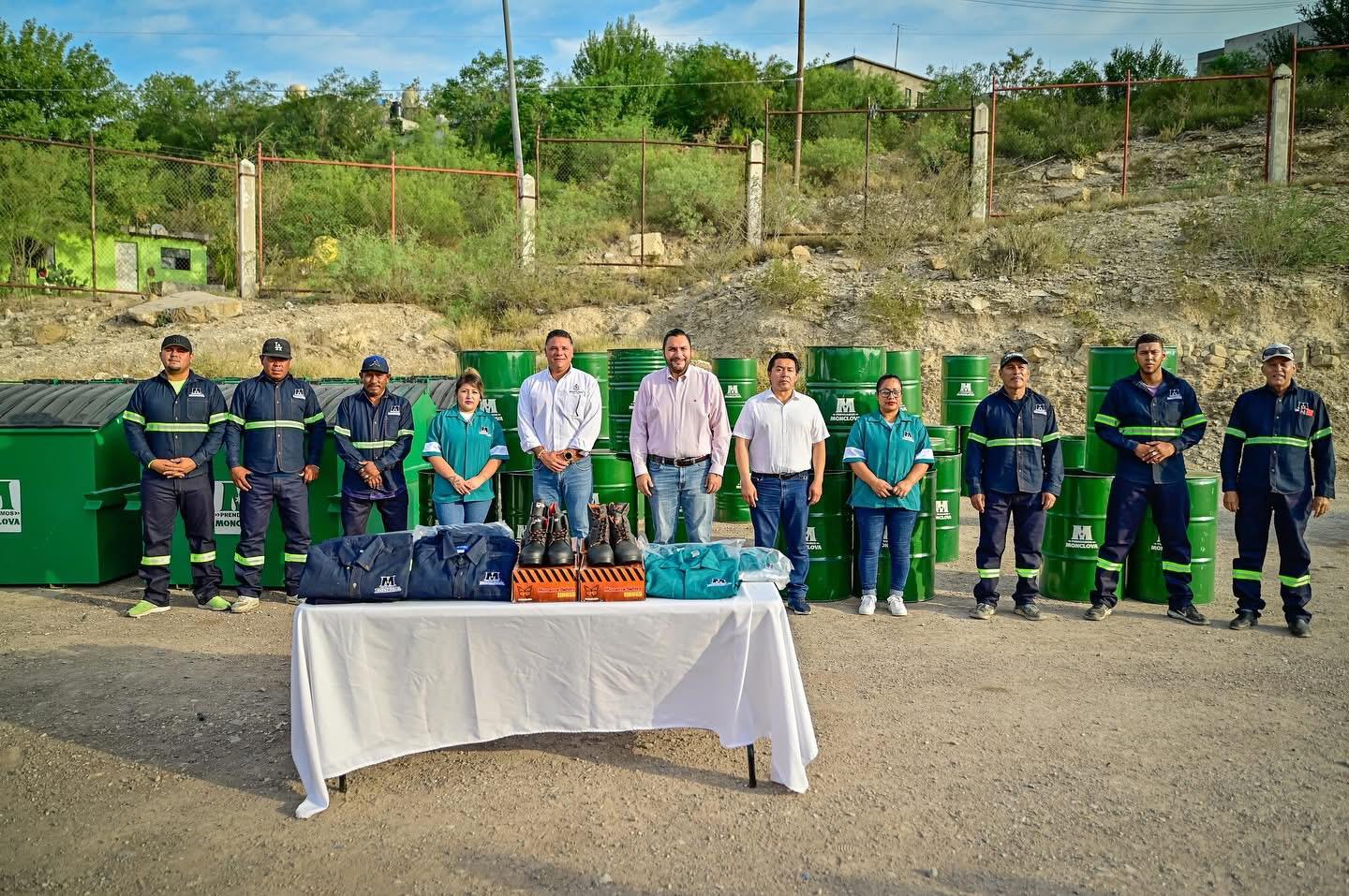 Inicia Carlos entrega de botes para basura