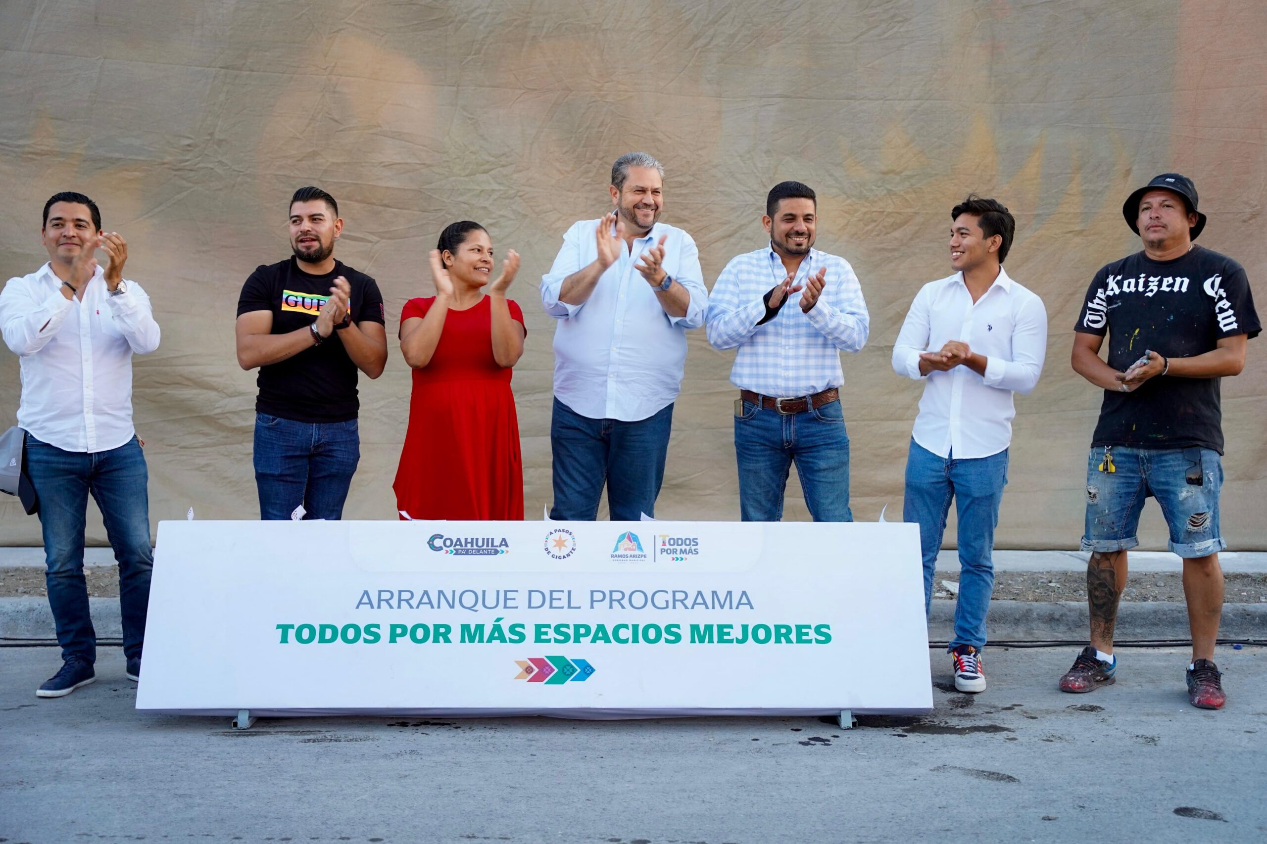 Cambian muros grises por espacios multicolor
