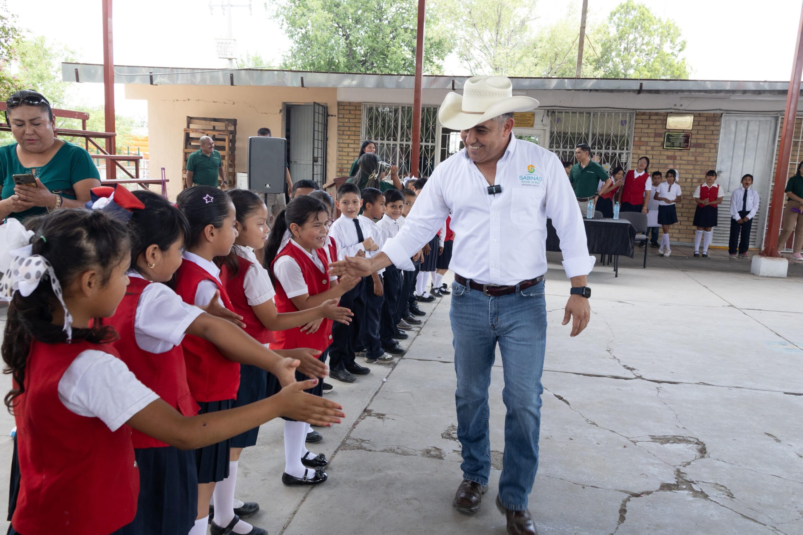 Refrenda compromiso con la educación de Sabinas