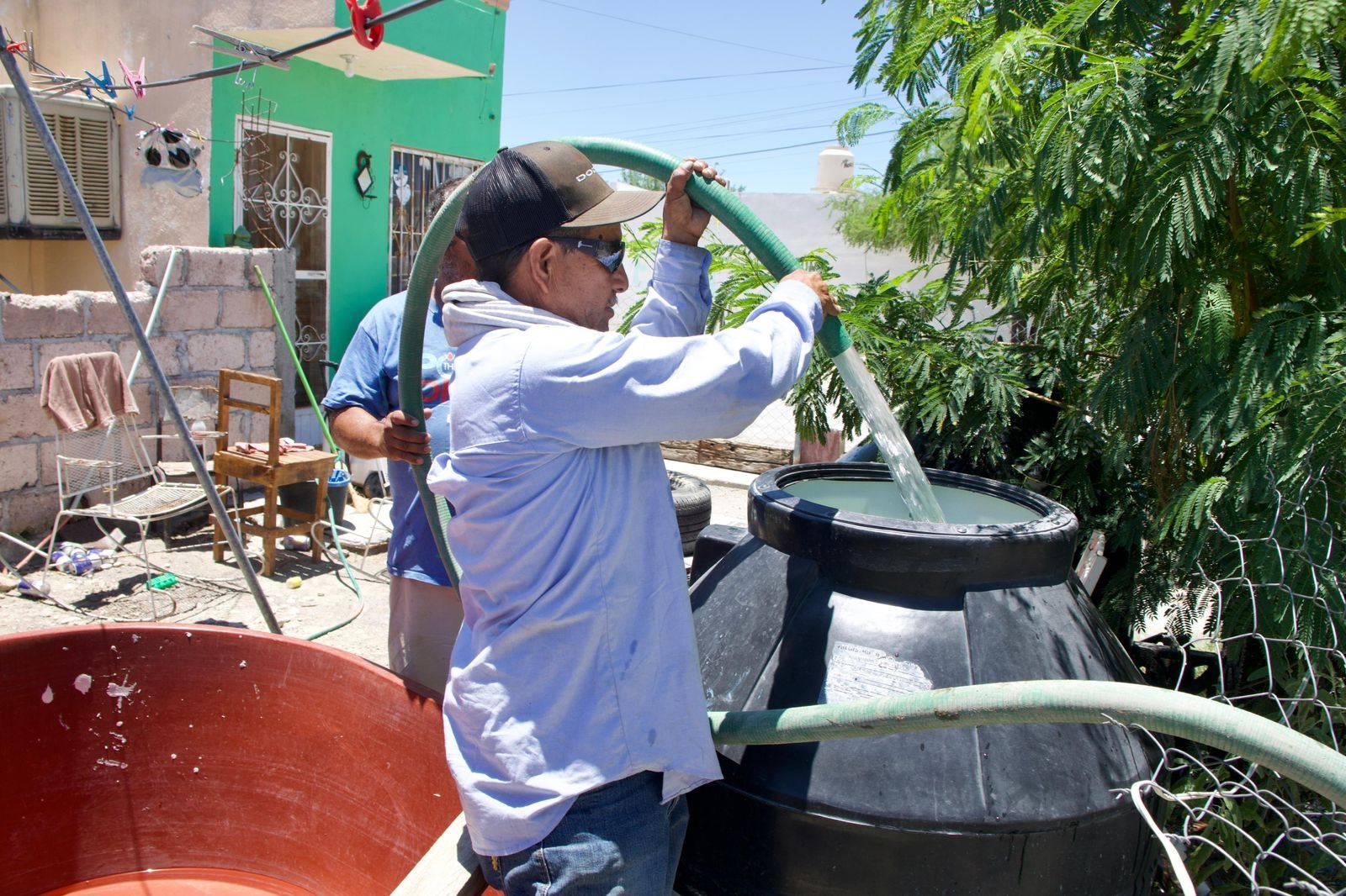 Atiende Díaz a vecinos de la colonia La Retama