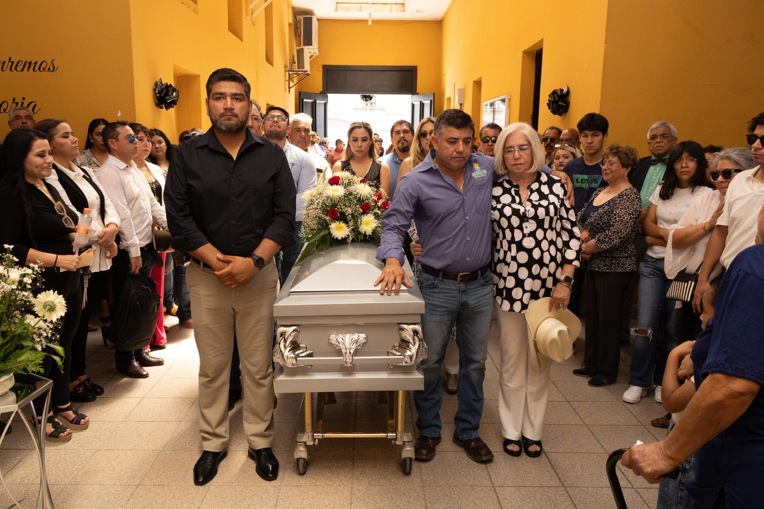 Honran memoria de Raymundo Campos
