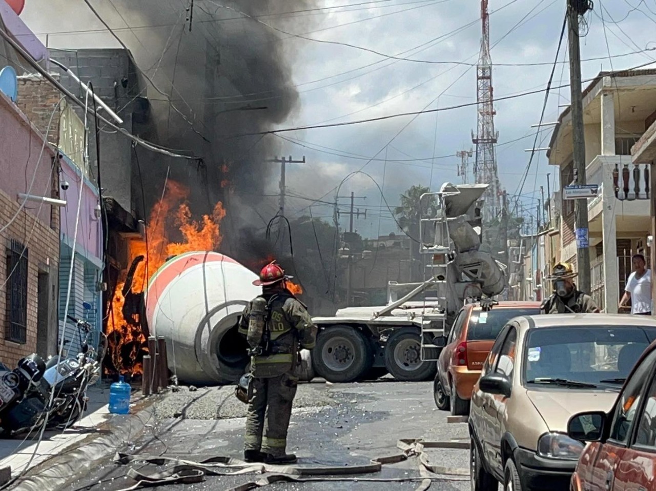 Choque de revolvedora desata incendio y pánico