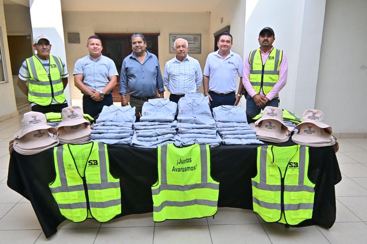 Reciben uniformes burócratas de SB