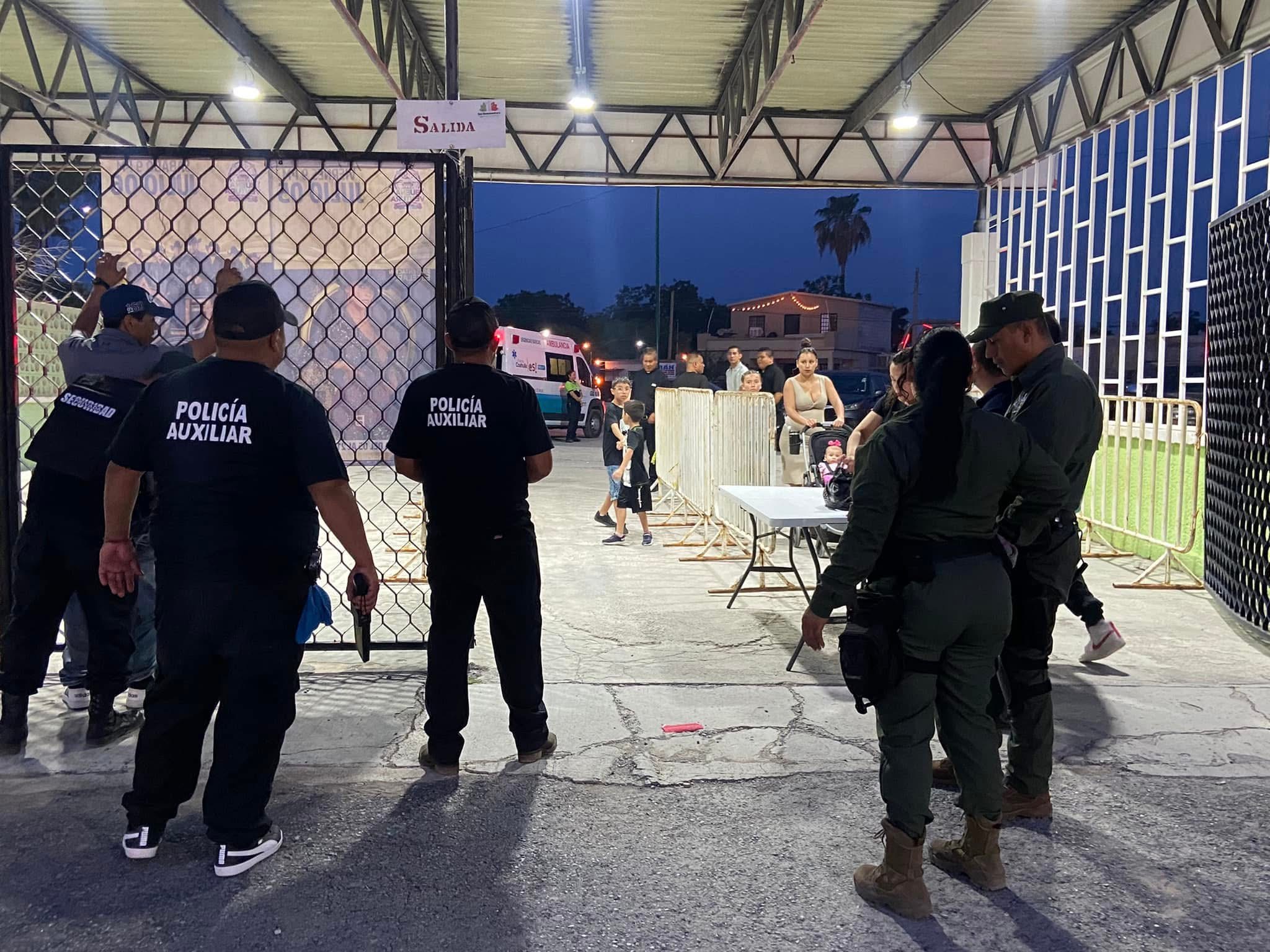 Entrega comité de Feria uniformes a policías de SB