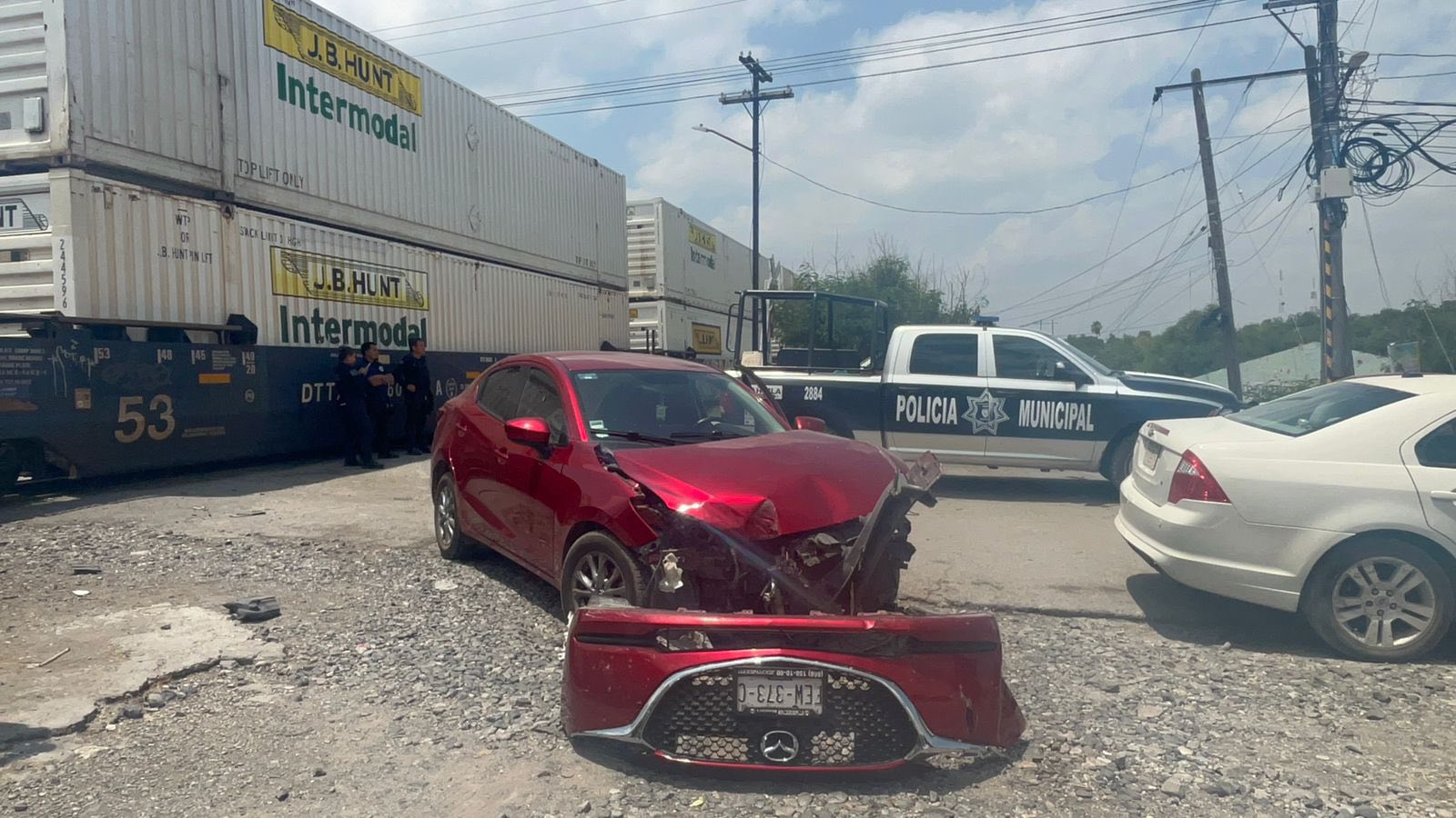 Imprudente trata de ganarle el paso al tren