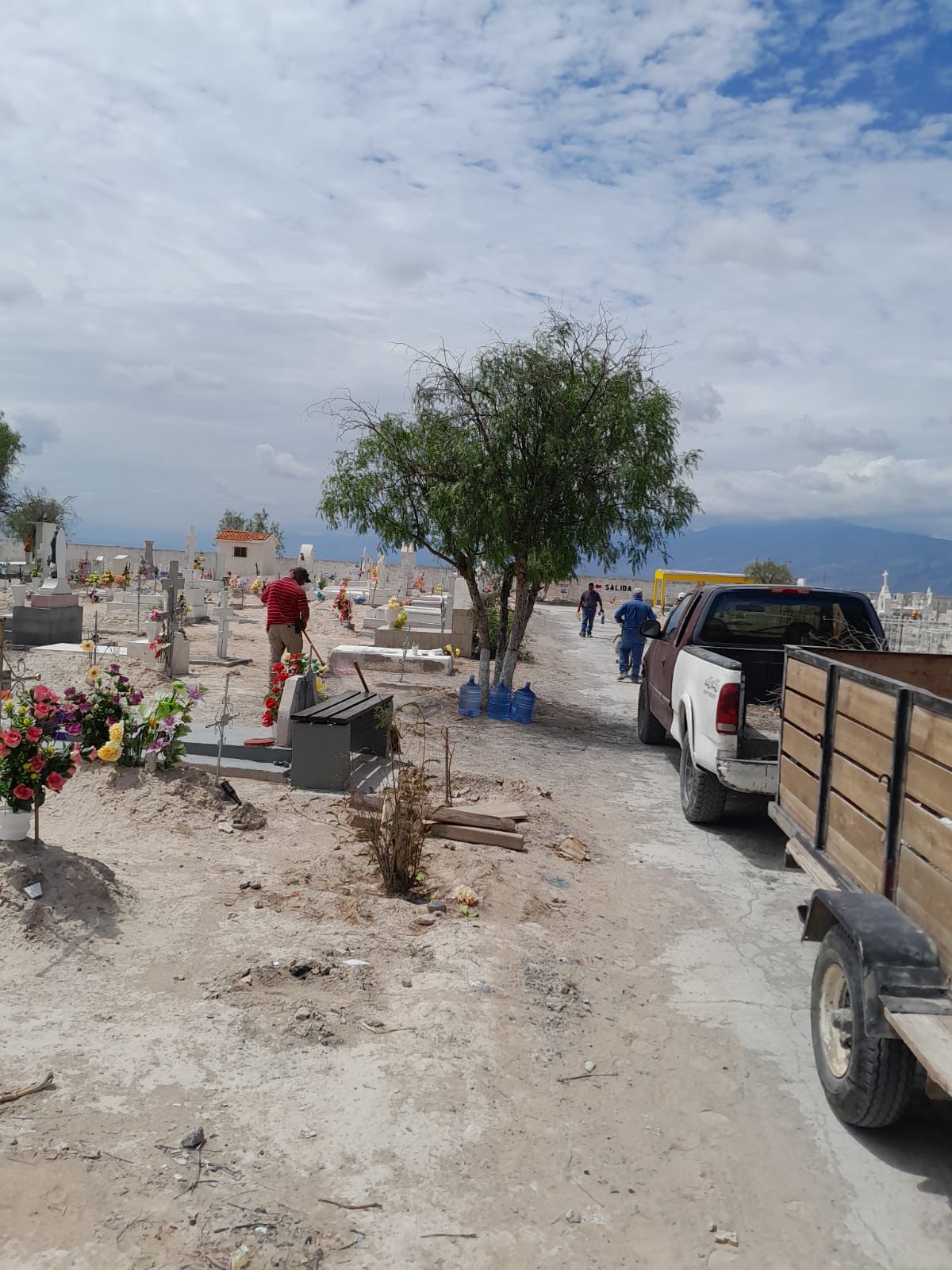Instruye Víctor Leija limpieza en panteón San José de Cuatro Ciénegas