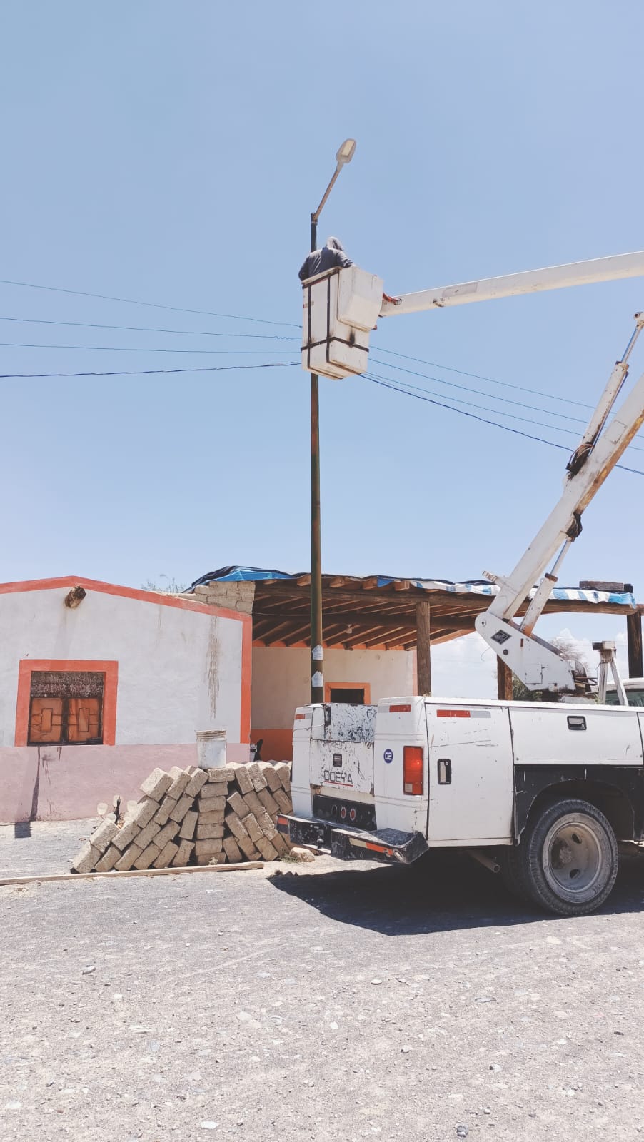 Benefician a 140 familias con la instalación de luminarias en comunidades de Los Grupos