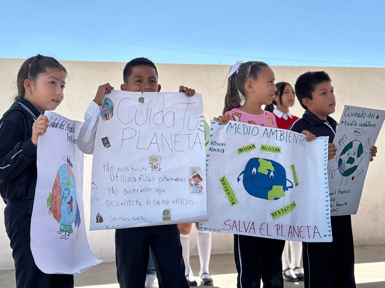 Fortalece Parras educación ambiental con donación de árboles en escuelas