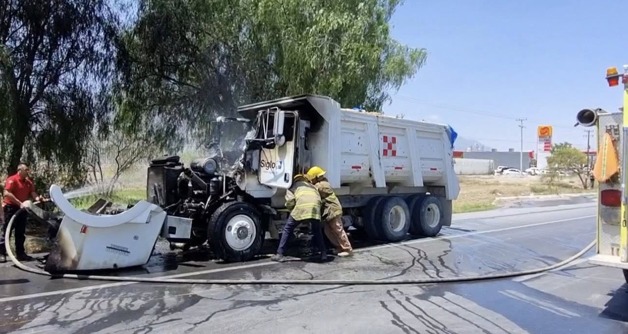 Arde camión en la carretera 57