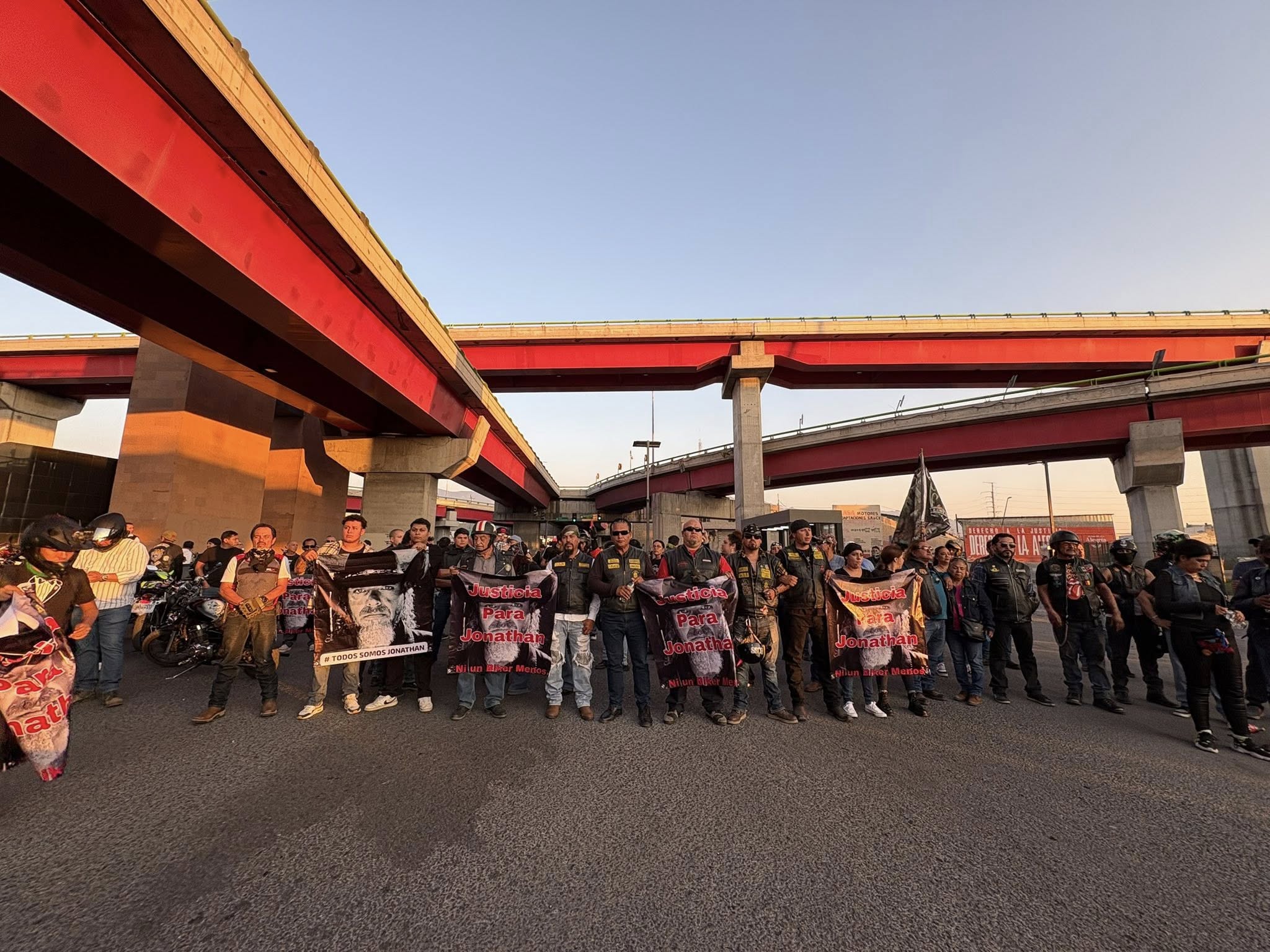 Bloquean motociclistas distribuidor vial El Sarape