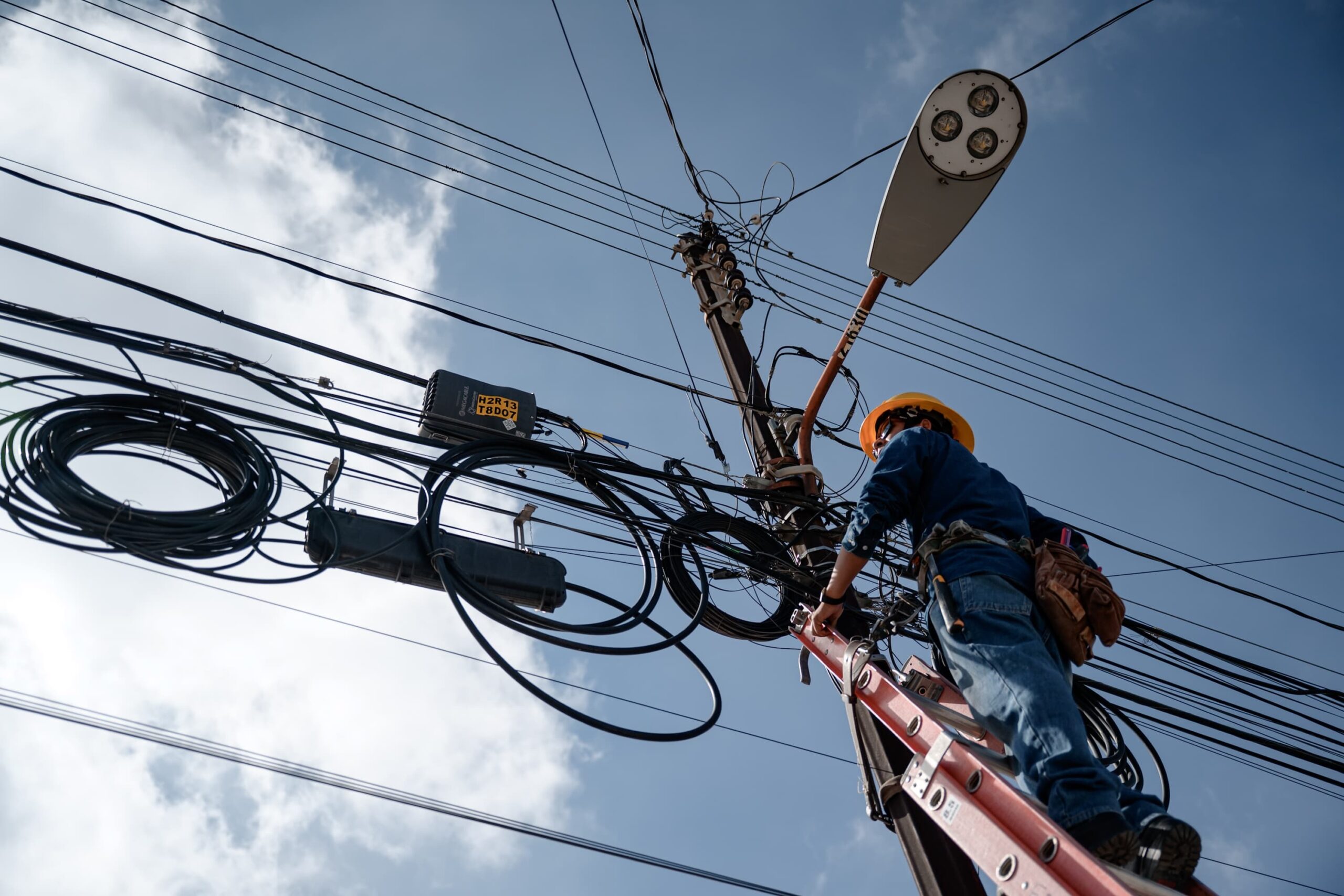 Arrancan retiro de cableado en desuso