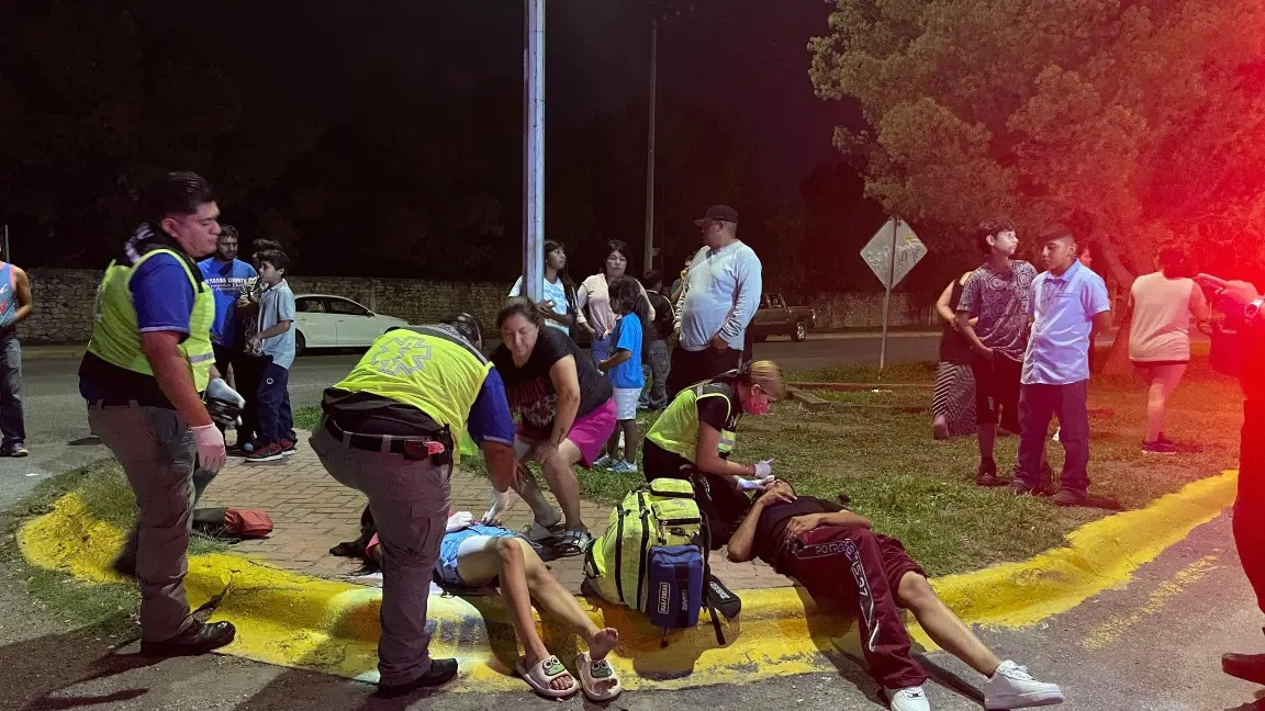Ebrio arrolla a pareja en moto
