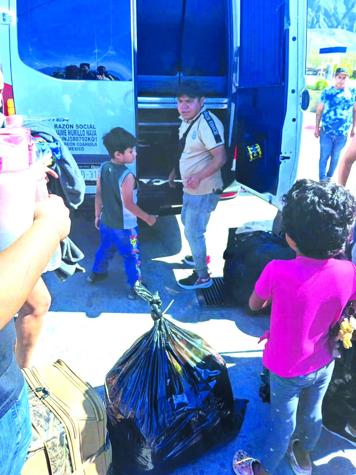 Dejan varados 5 horas a pasajeros de camión
