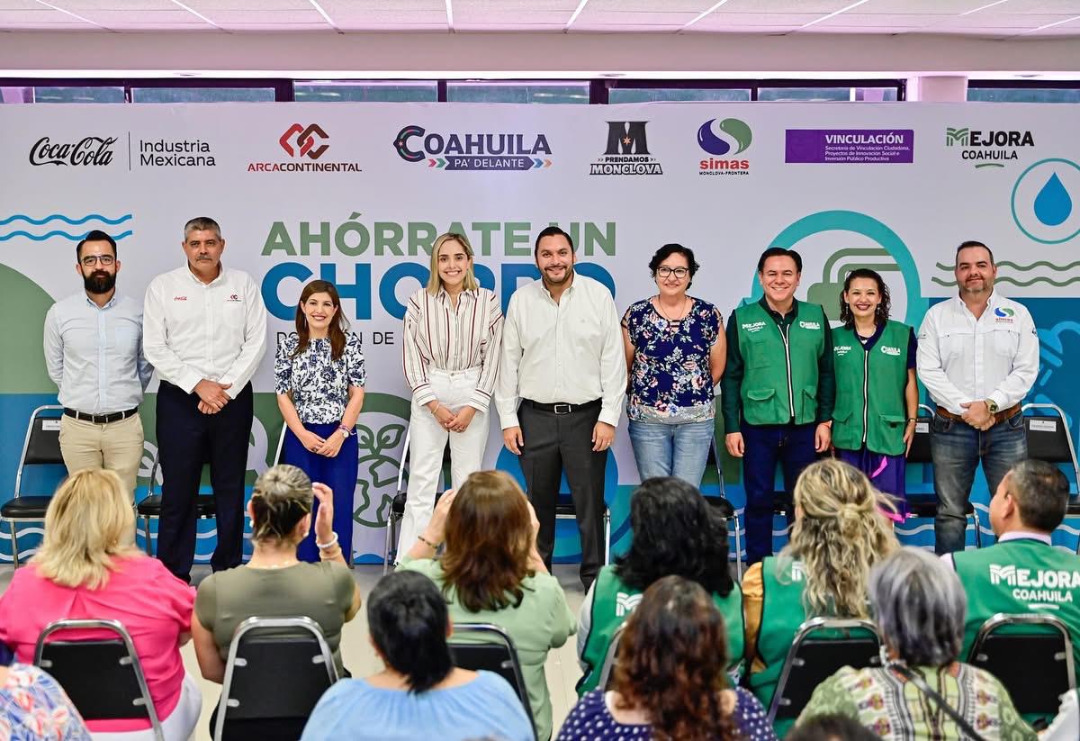 Entrega Carlos regaderas ecológicas en Monclova