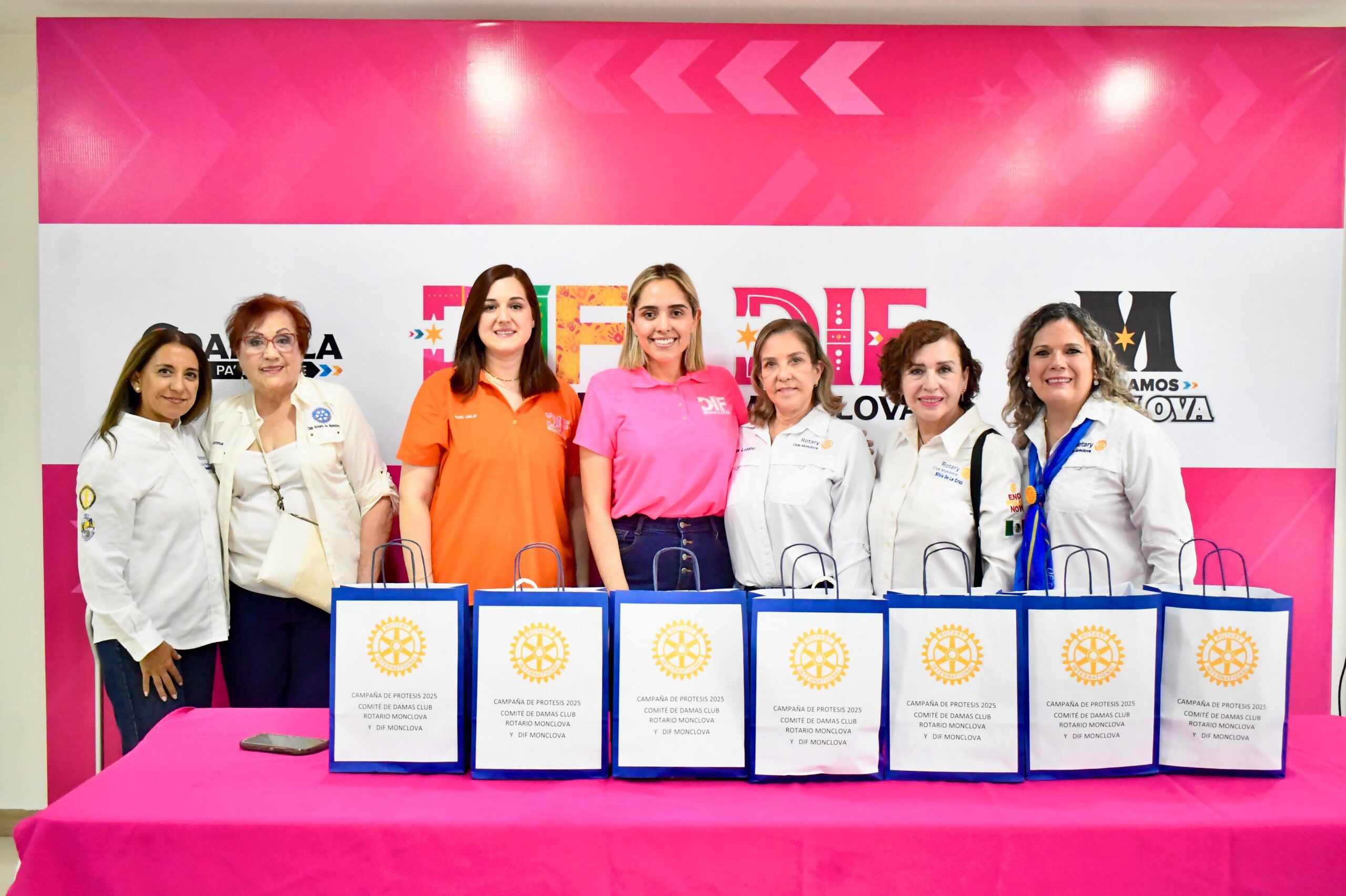 Entrega Mavi Sosa prótesis de mama a mujeres de Monclova