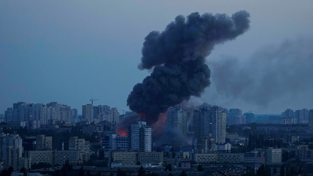 Bombardea 6 zonas de Kiev con misiles y drones, uno de sus mayores ataques