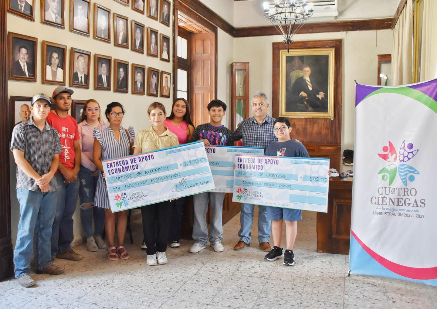 Educar es avanzar: Víctor Leija reconoce a estudiantes destacados de Cuatro Ciénegas