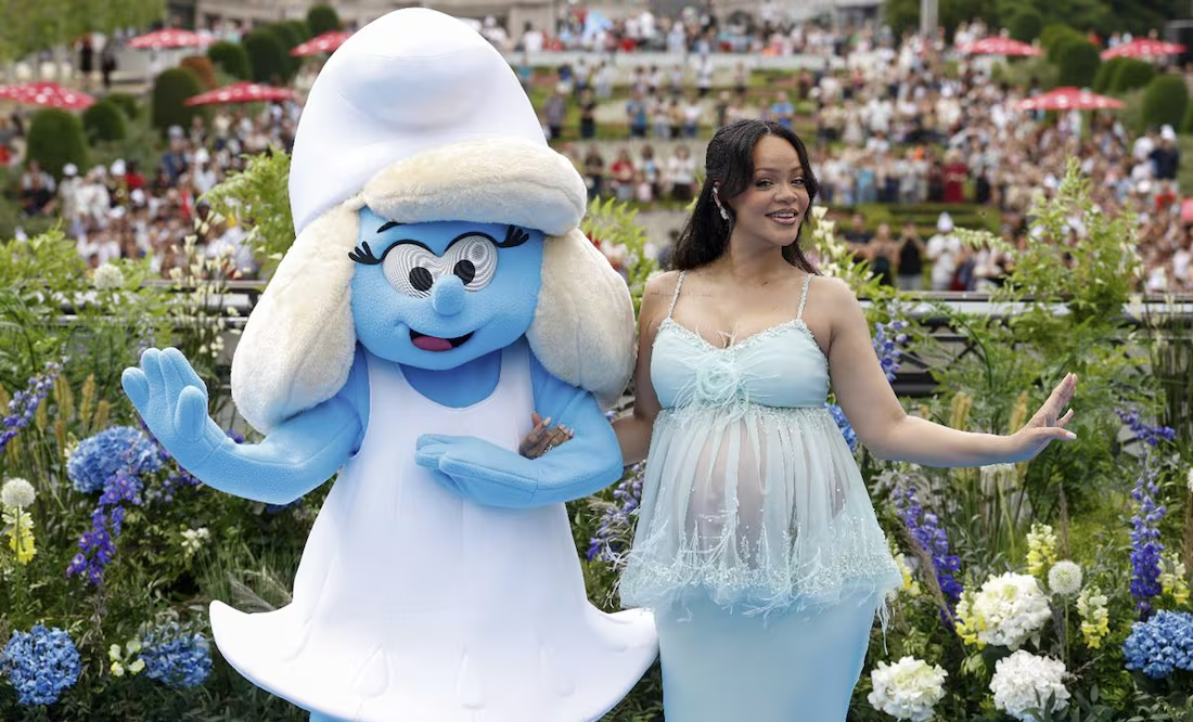 Rihanna luce su tercer embarazo, en el preestreno mundial de «Los Pitufos»