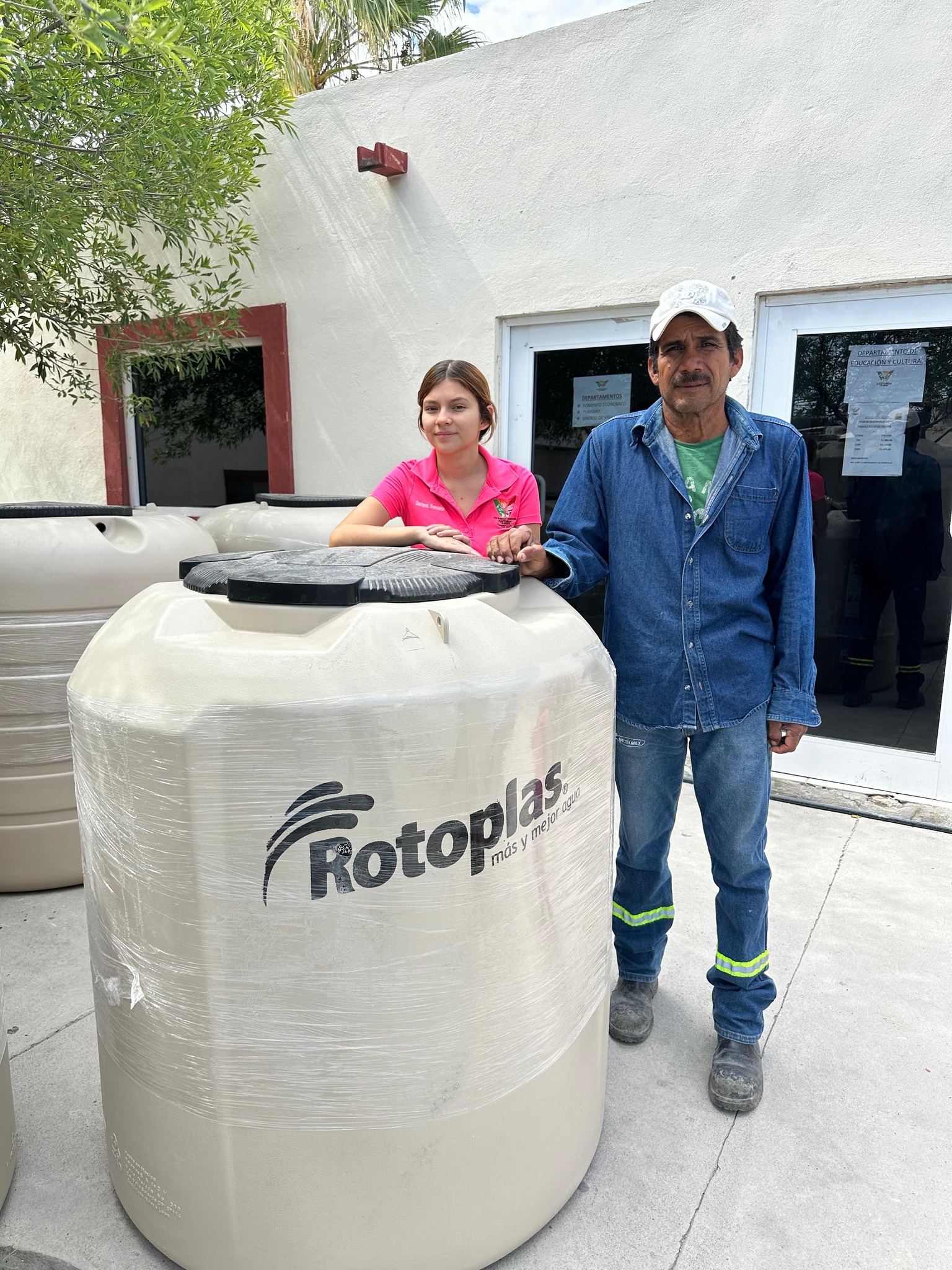 Refuerza Yesica el acceso al agua a familias castañenses