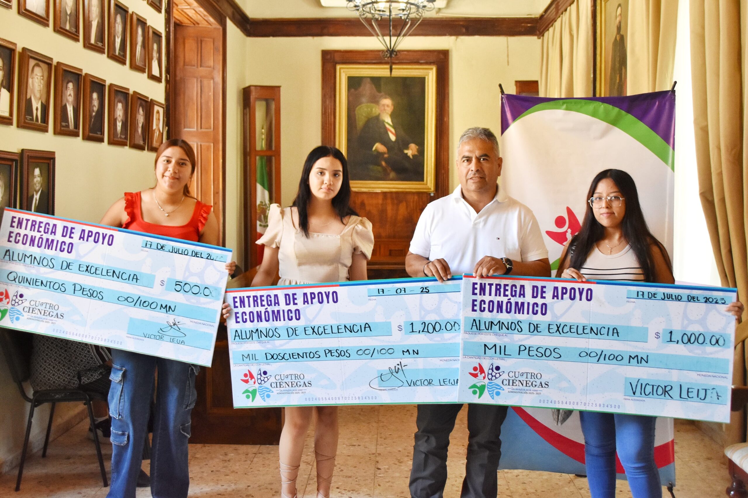 Apoya Víctor Leija a alumnos de Ciénegas