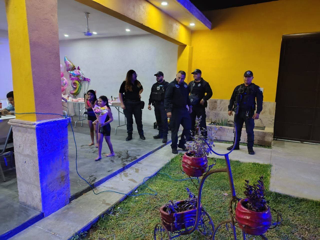 Policías salvan el cumple de Merary