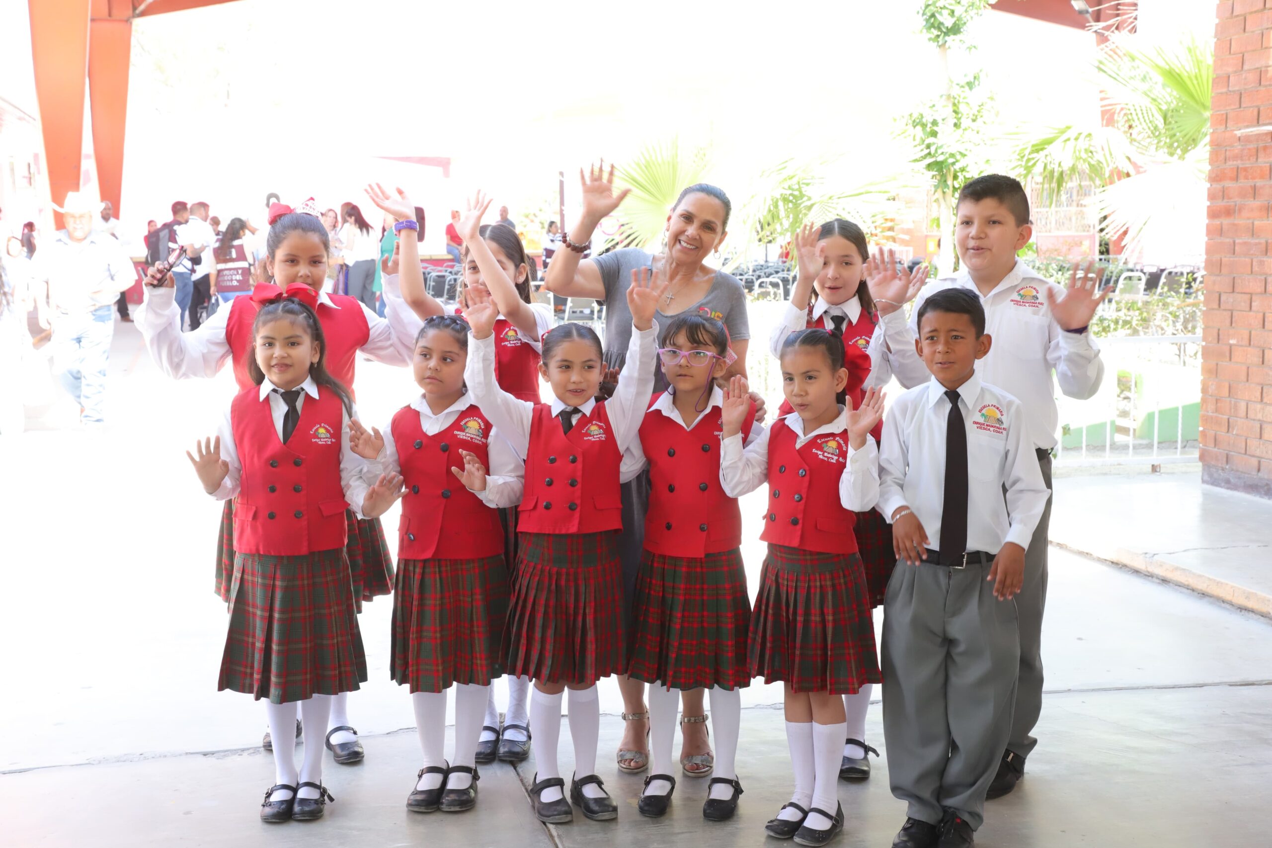 BRINDAN ATENCIÓN VISUAL A MÁS DE 10 MIL ESTUDIANTES