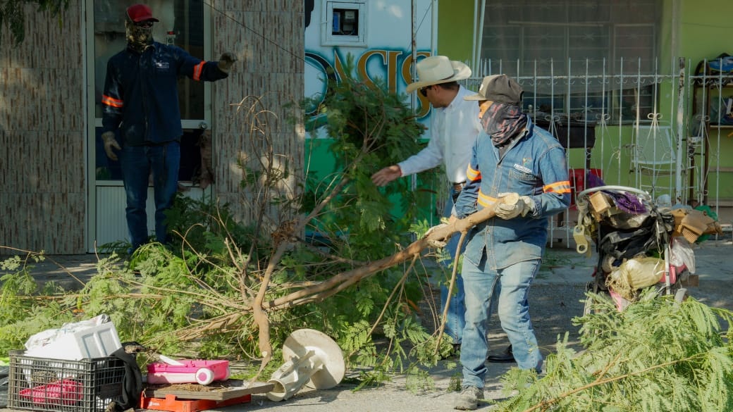 Retiran cinco toneladas de basura de vivienda
